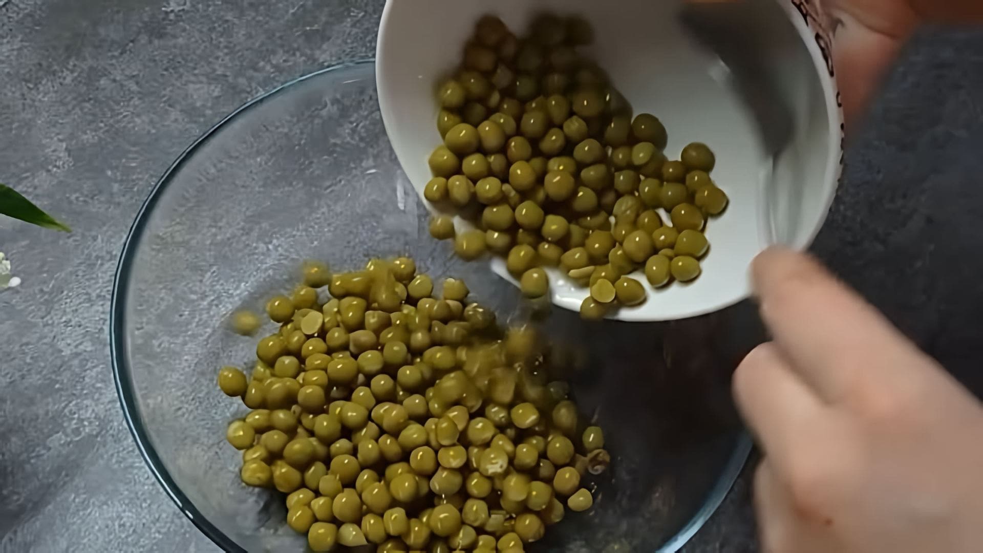 В этом видео-ролике будут представлены простые и вкусные рецепты салатов с зеленым горошком