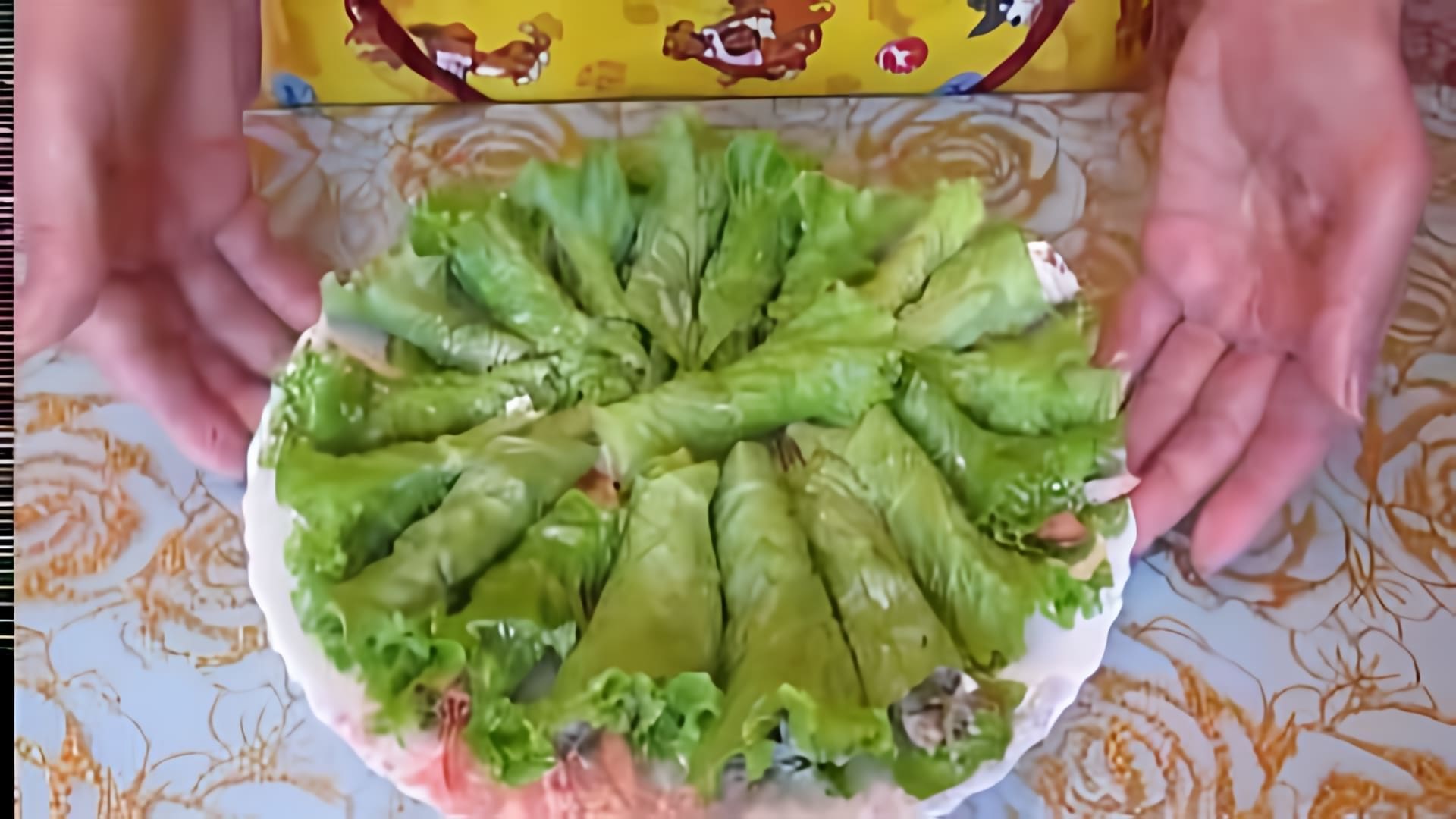 В этом видео демонстрируется процесс приготовления рулетиков из салатных листьев