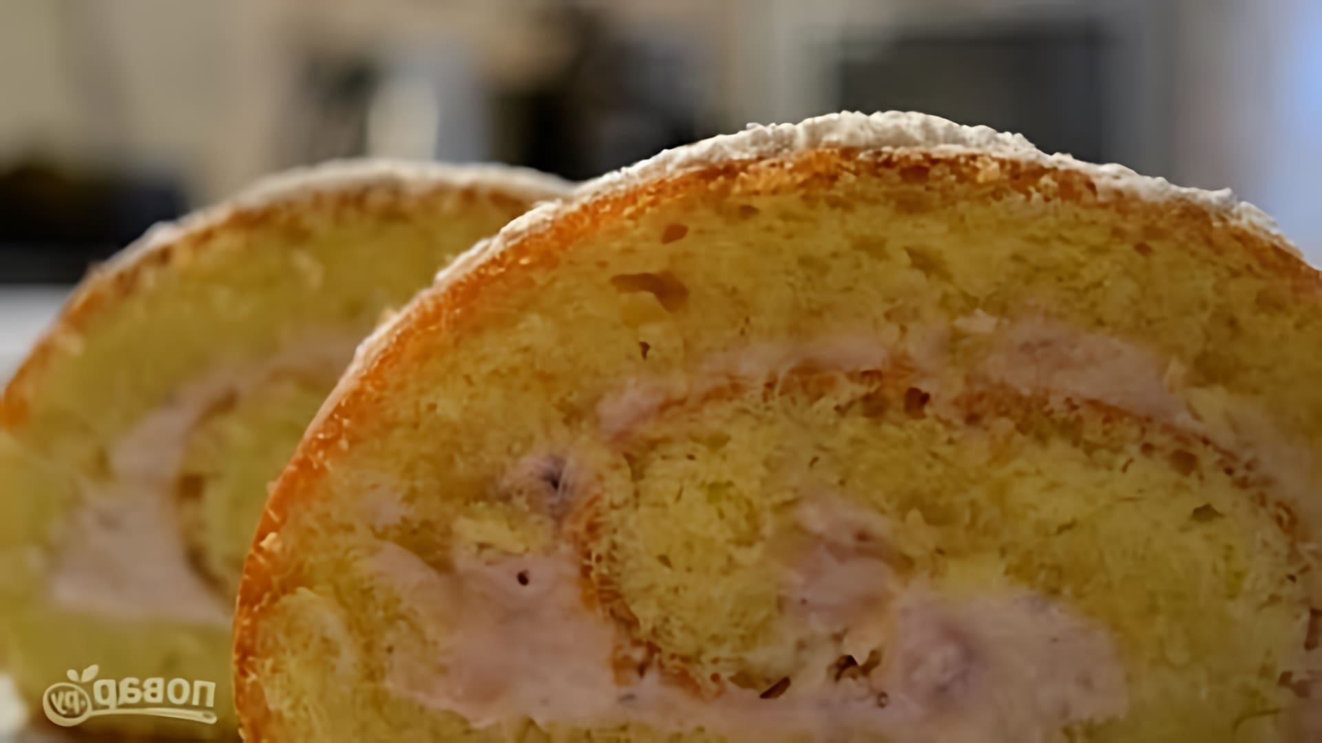 В этом видео демонстрируется рецепт приготовления бисквитного рулета со сметанным кремом