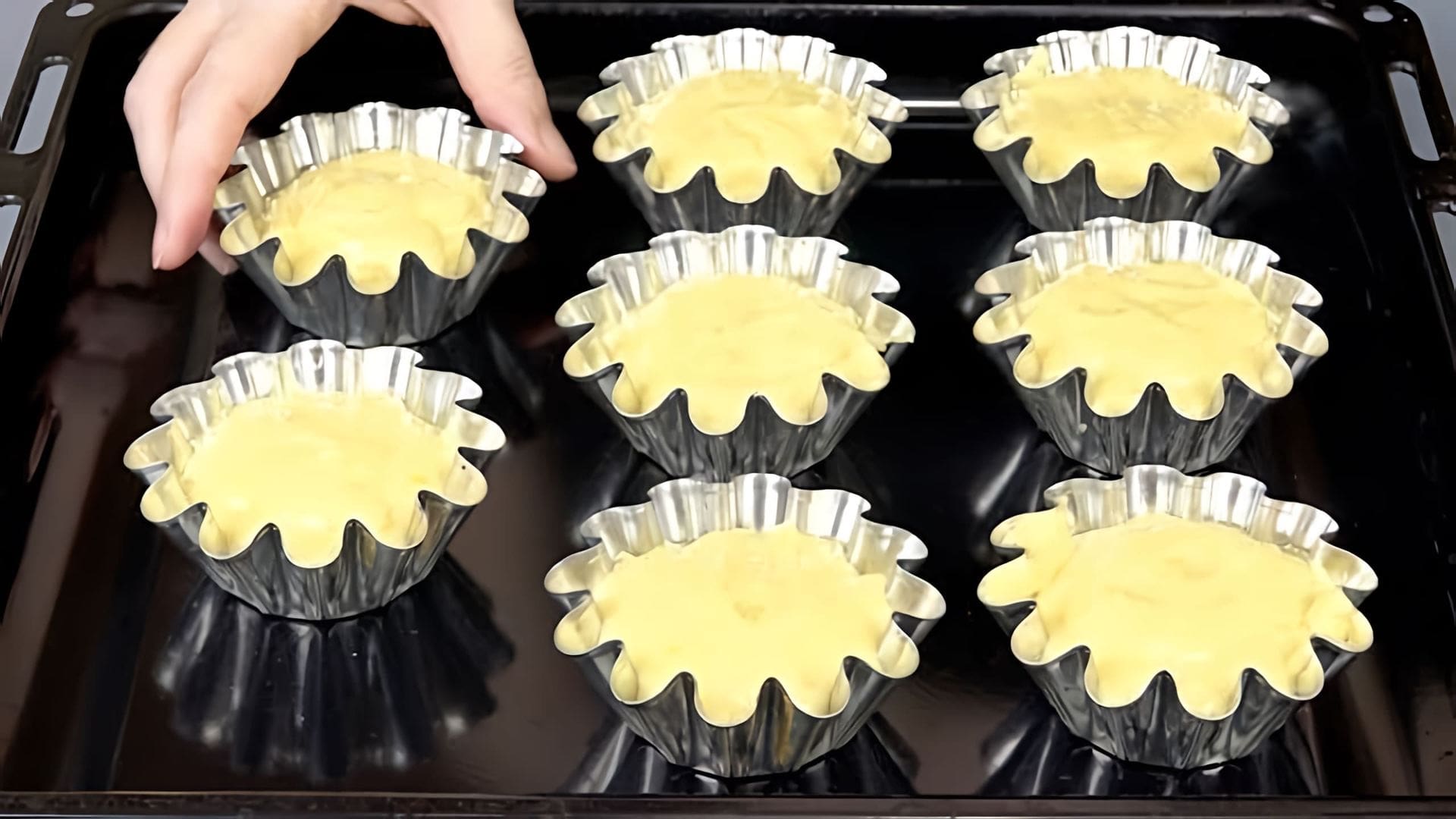 В этом видео автор делится рецептами трех новогодних десертов: торта, мандариновых кексов и пирожного из лимона и апельсина