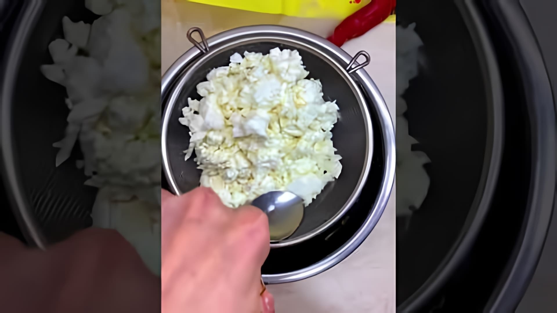 В этом видео демонстрируется рецепт приготовления идеальных сырников