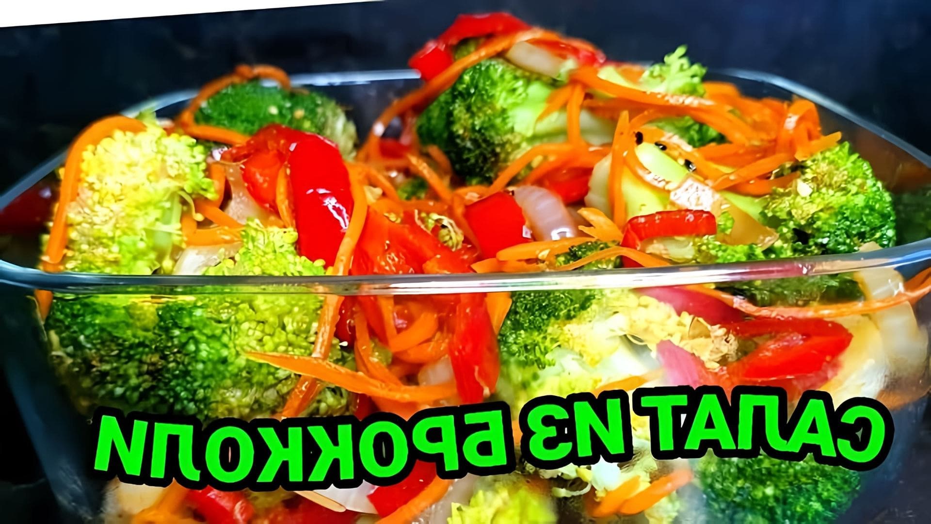 В этом видео демонстрируется процесс приготовления салата из брокколи с корейскими приправами и соевым соусом