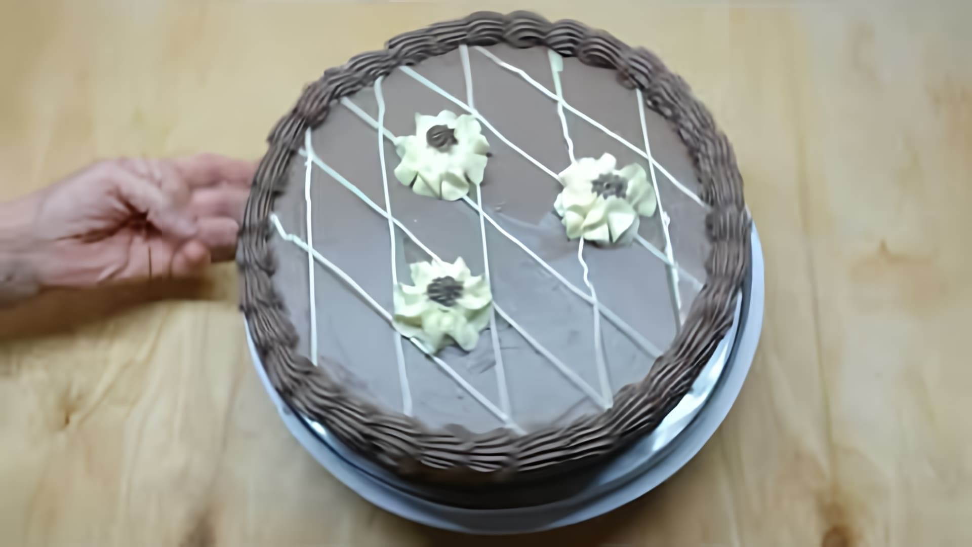 В этом видео демонстрируется процесс приготовления Бакинского Апшерона, традиционного торта из Азербайджана