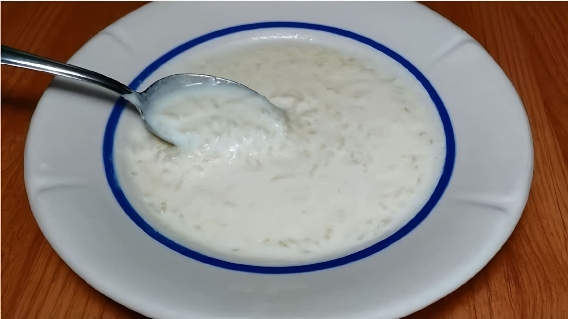 В этом видео-ролике вы увидите, как приготовить вкусный и питательный молочный рисовый суп