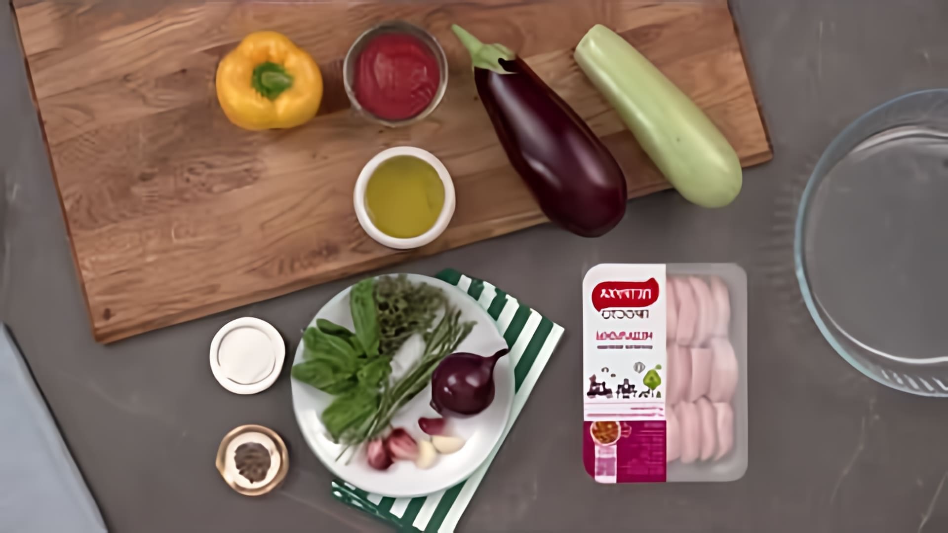 "Рататуй из курицы: быстрые рецепты" - это видео-ролик, который демонстрирует несколько простых и быстрых рецептов приготовления рататуя с использованием курицы