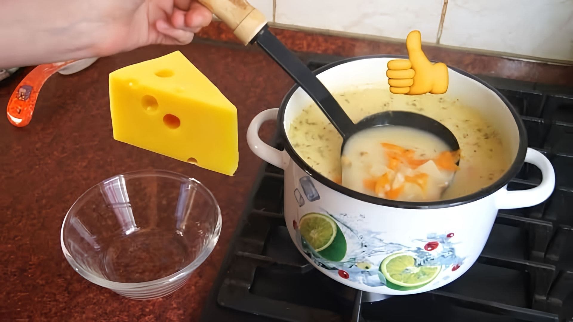 В этом видео-ролике вы увидите, как приготовить нежный сырный суп, который хочется есть снова и снова