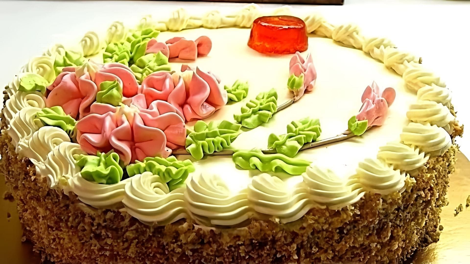 В этом видео демонстрируется рецепт приготовления советского "Бисквитно-кремового" торта