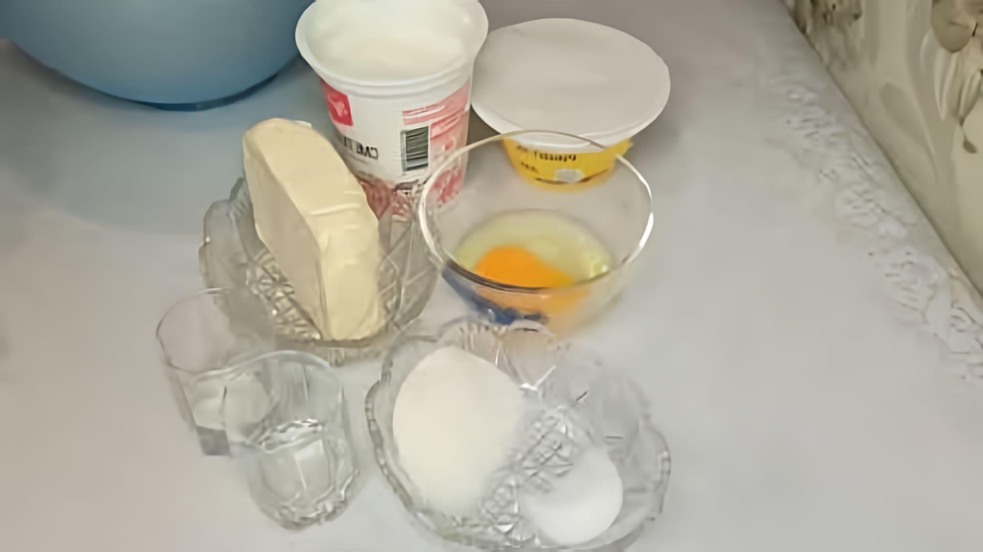 В этом видео демонстрируется процесс приготовления сдобного пресного теста на сметане и духовых пирожков с начинкой из картофеля и фарша