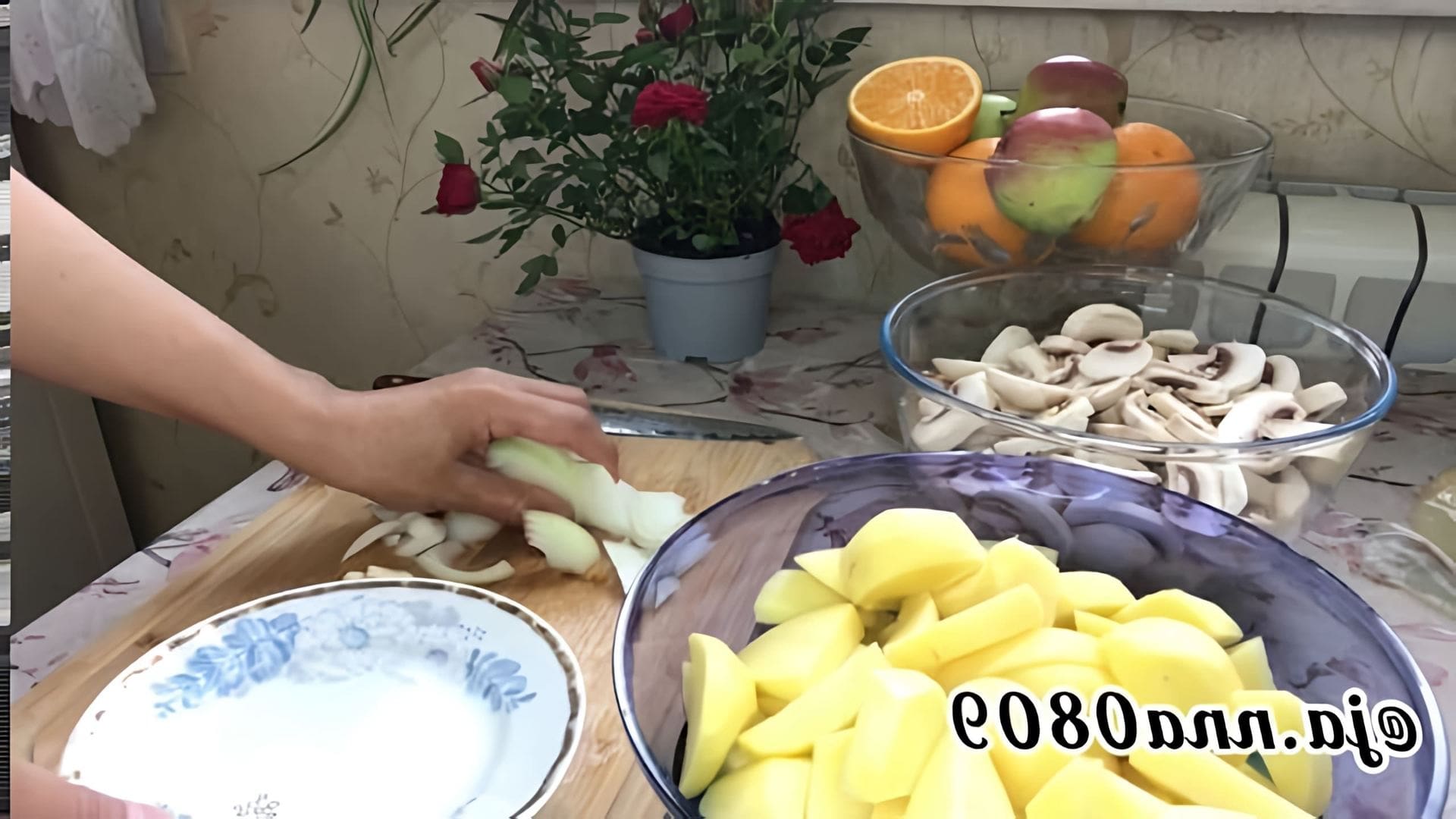 В этом видео-ролике показан процесс приготовления вкусного блюда - картошки с грибами в сливках