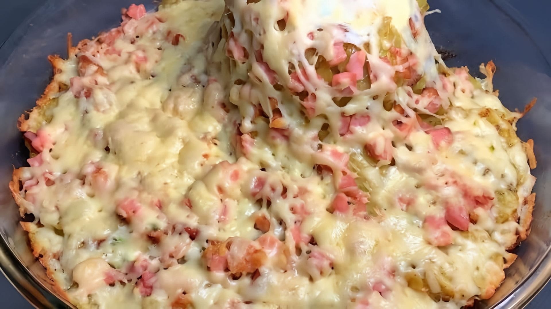 В этом видео демонстрируется рецепт запеченного картофеля с ветчиной и сыром в духовке