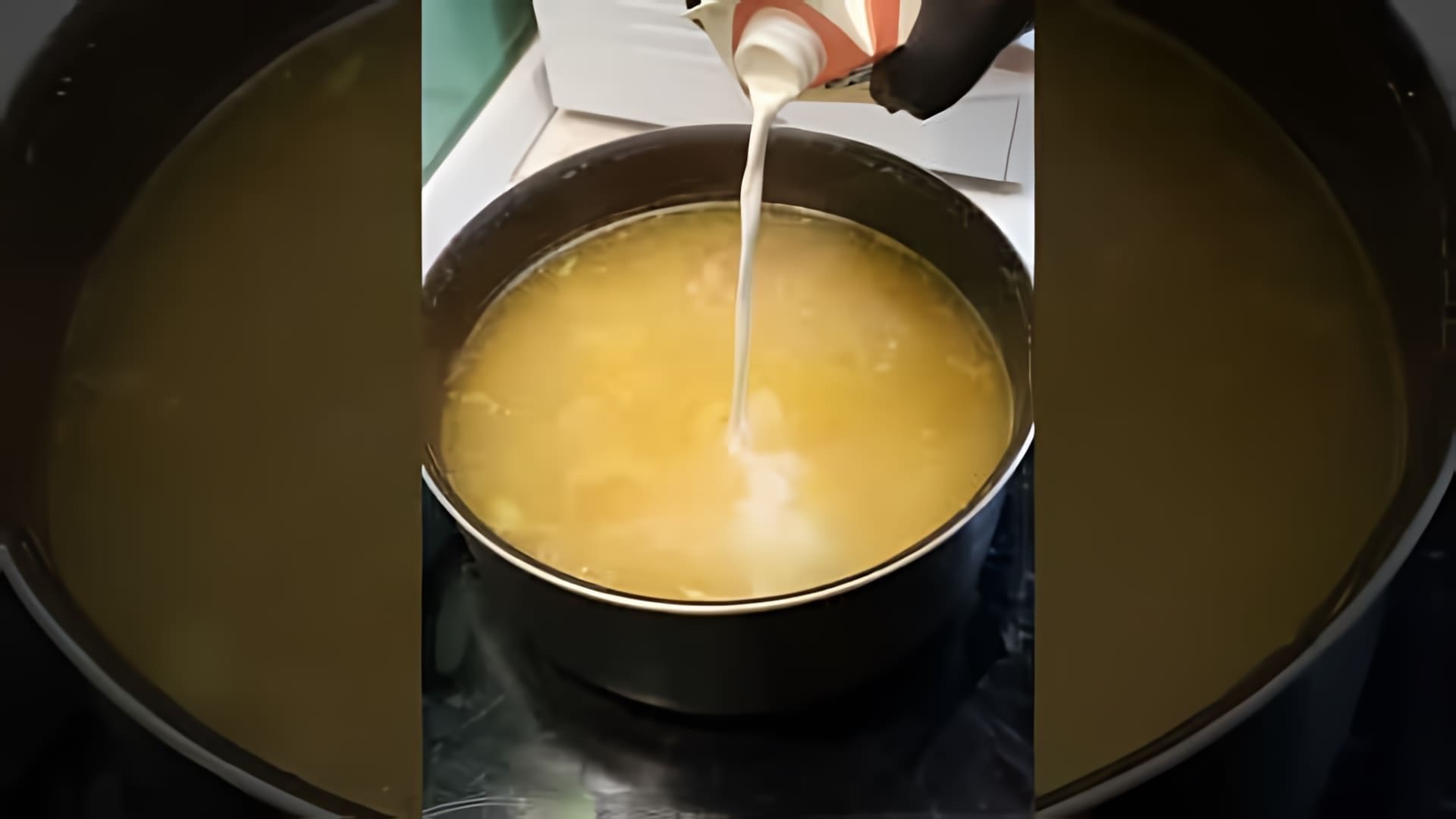 В этом видео демонстрируется процесс приготовления сливочно-сырного супа с курицей