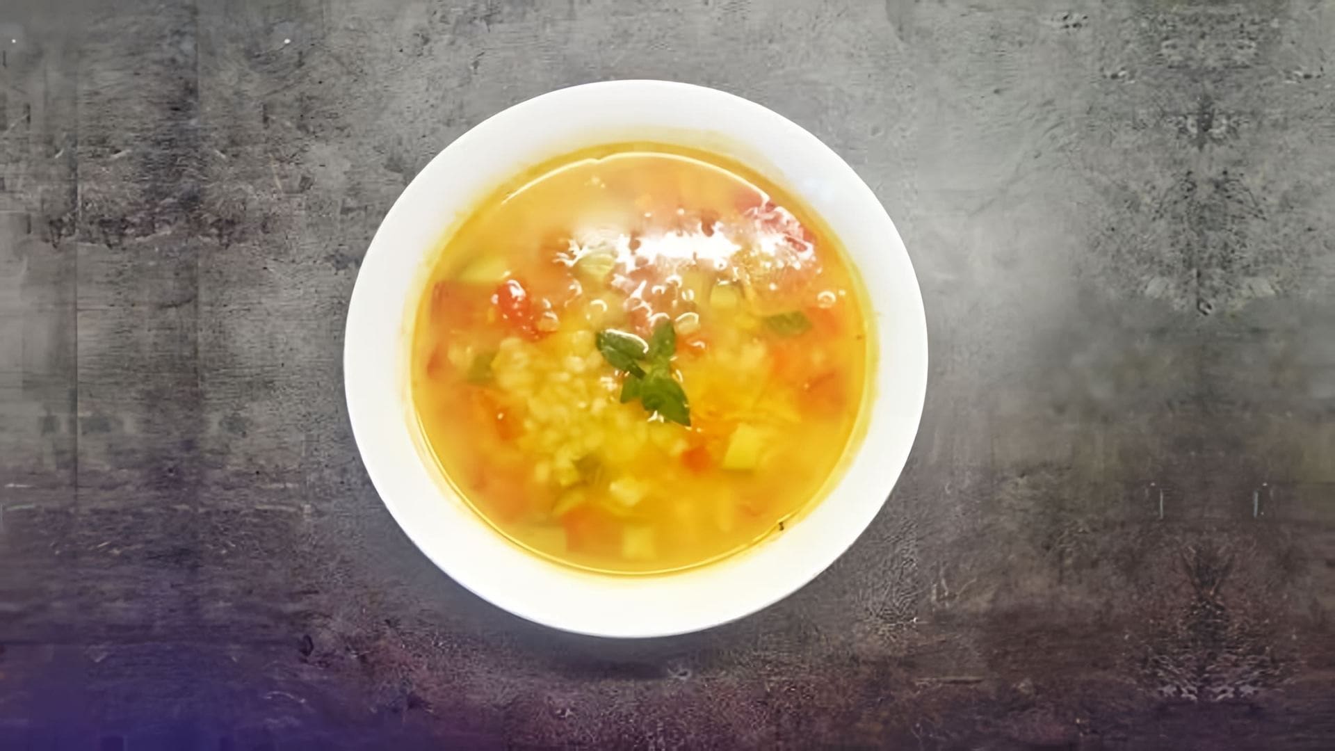 В этом видео-ролике вы увидите, как приготовить вкусный и простой диетический овощной суп с перловкой без мяса