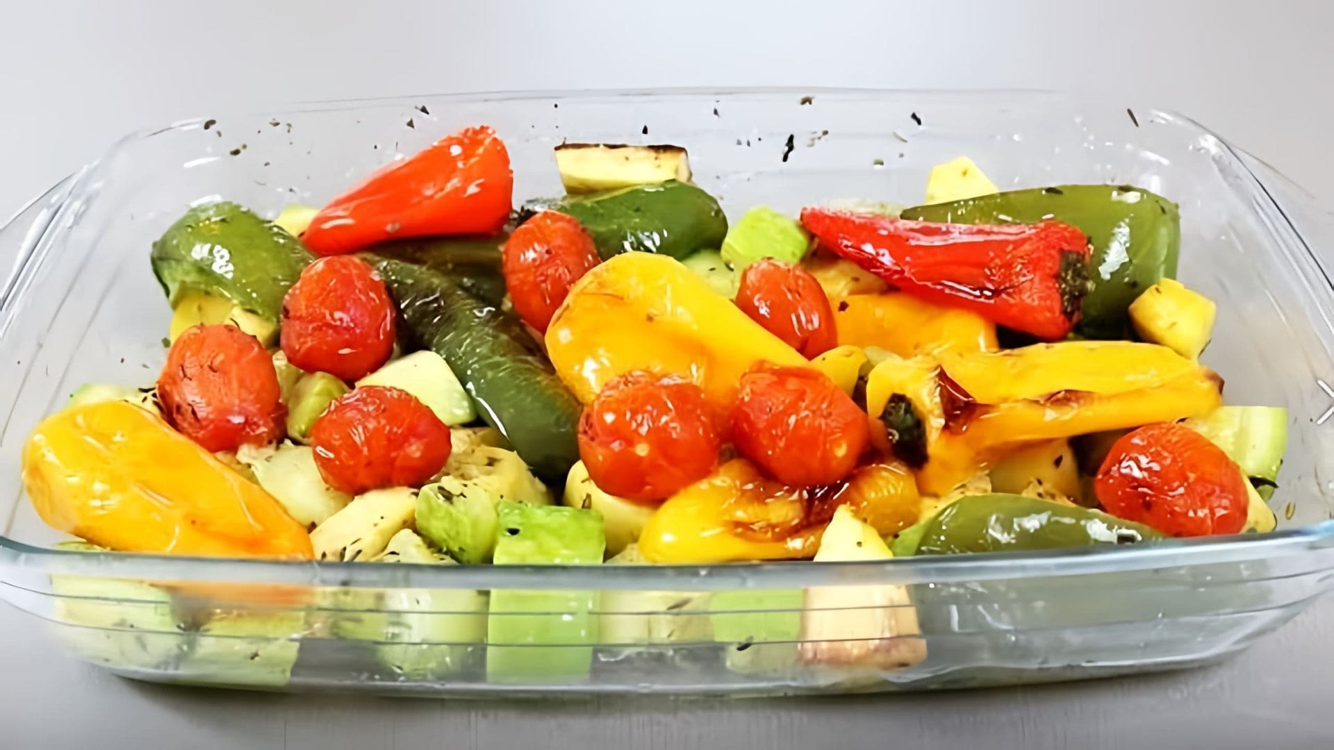В этом видео демонстрируется простой и быстрый рецепт запеченных овощей