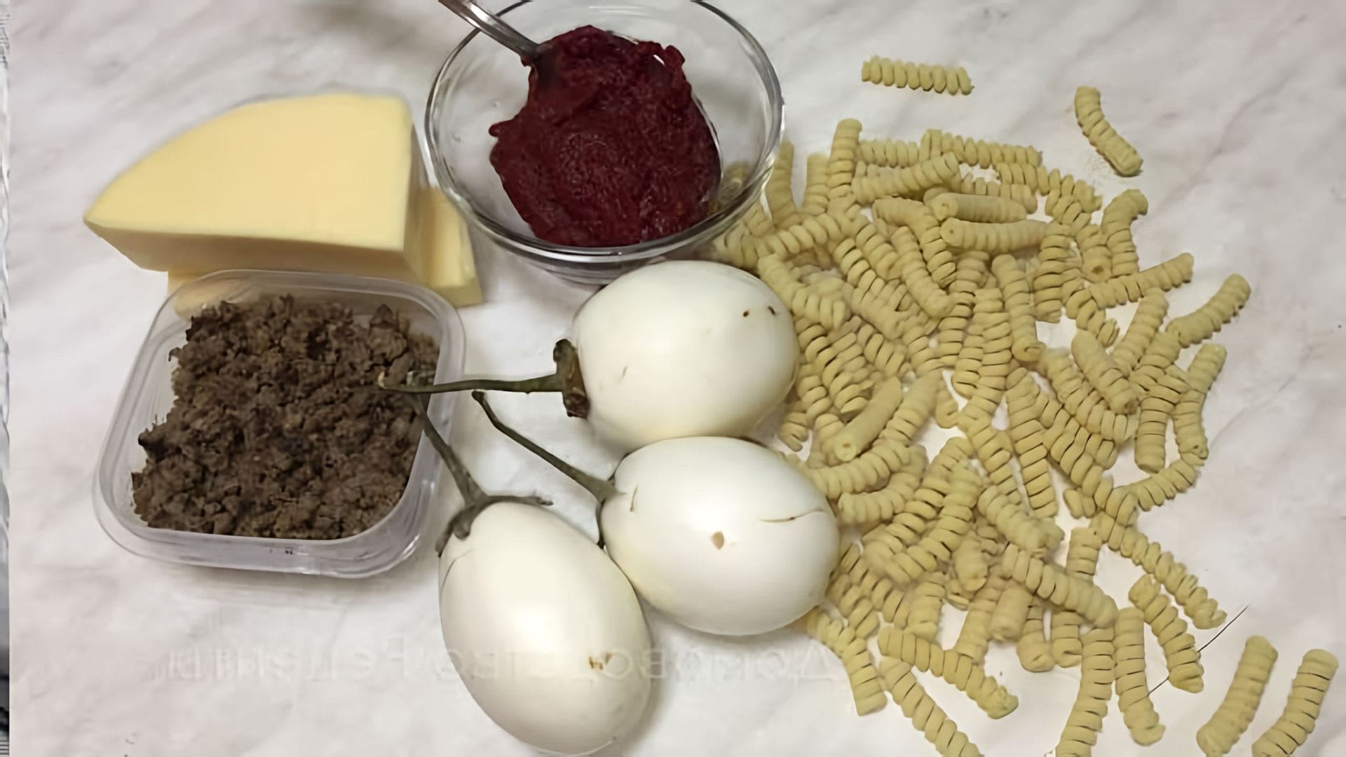 В этом видео демонстрируется процесс приготовления лазаньи из макарон