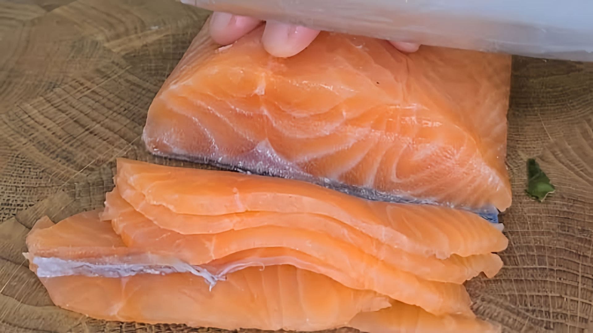 В этом видео демонстрируется простой и быстрый способ засолки лосося