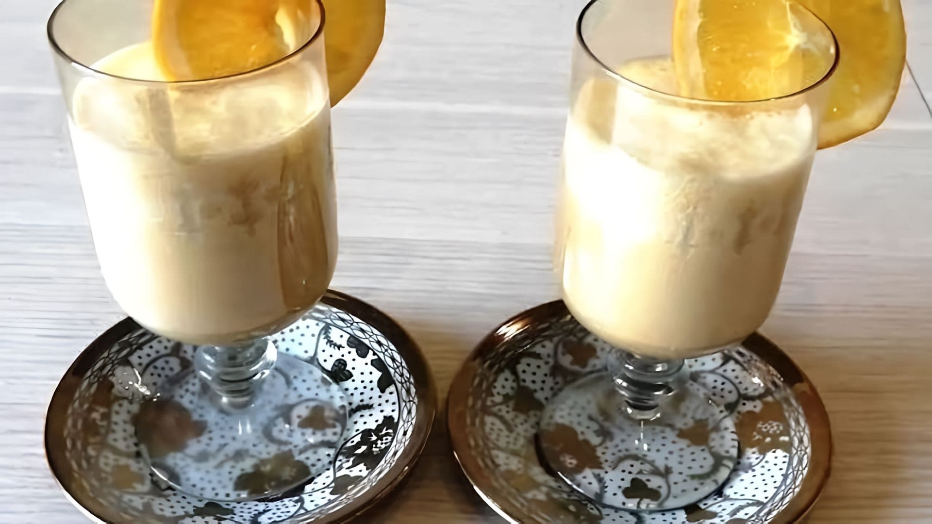В этом видео-ролике показан процесс приготовления смузи из мороженого и апельсина