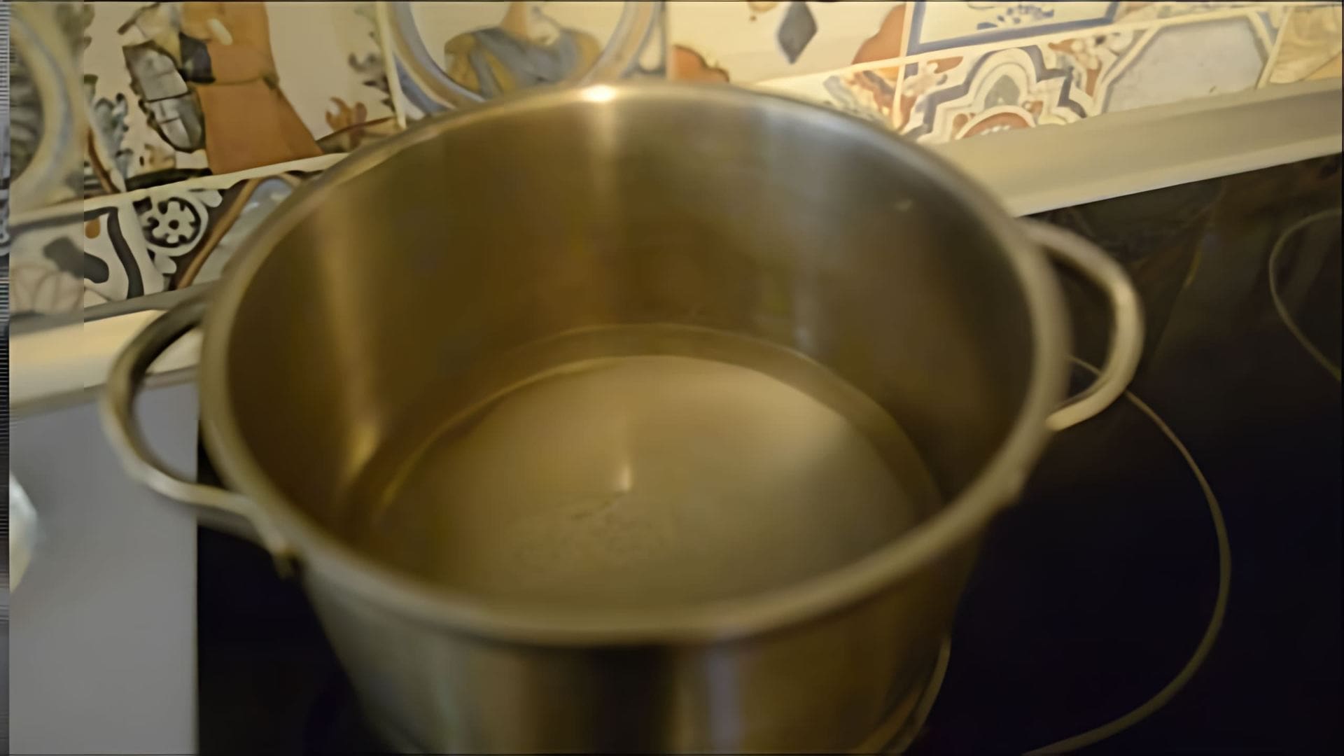 В этом видео кондитер показывает, как приготовить сироп с коньяком для пропитки торта
