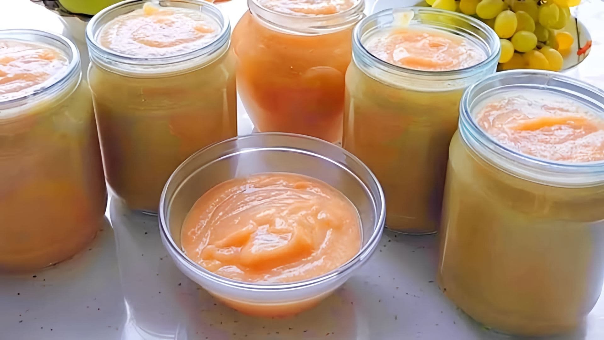 В этом видео демонстрируется рецепт яблочного пюре "Неженка" со сгущенным молоком