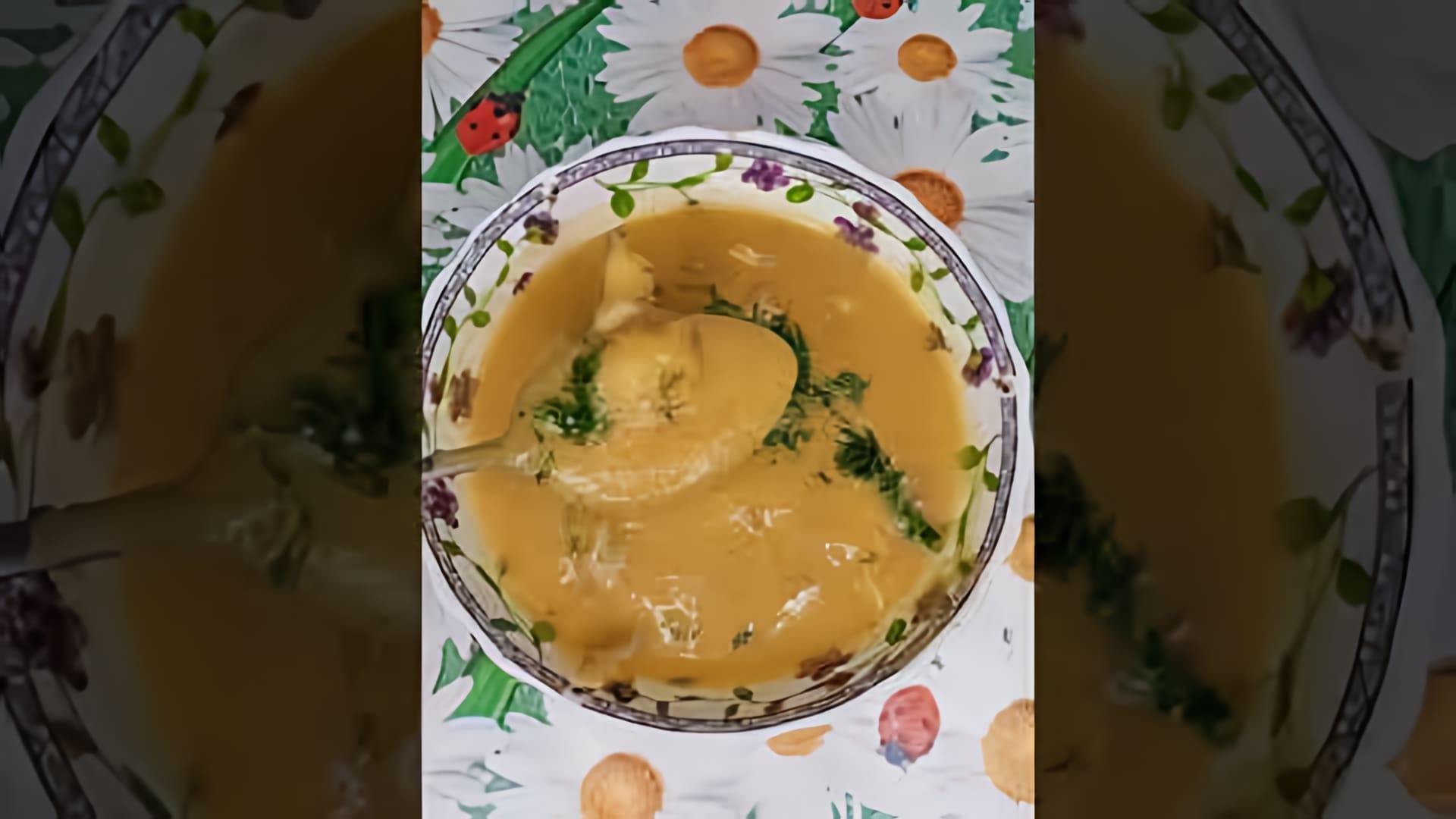 В этом видео-ролике будет показан рецепт приготовления нежного горохового супа, который станет отличным первым блюдом