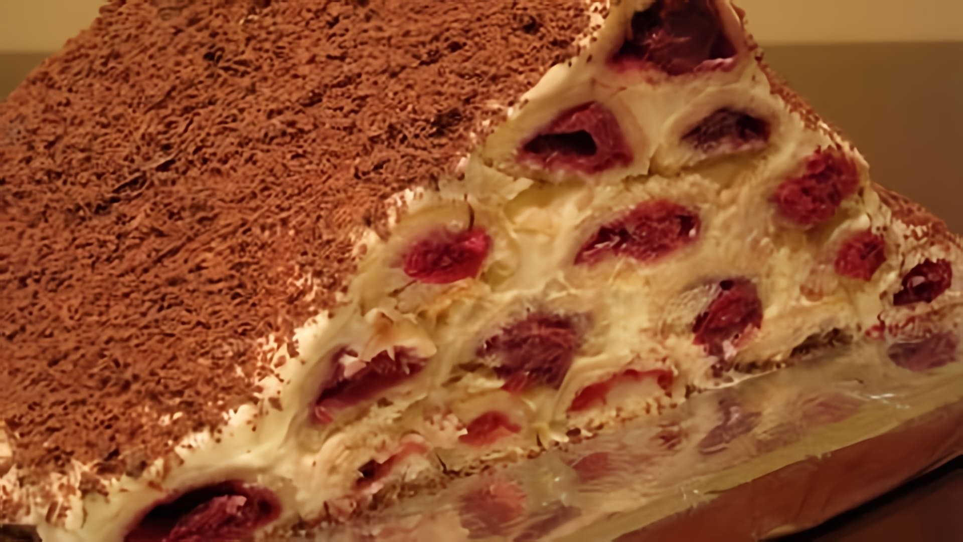 В этом видео демонстрируется процесс приготовления торта "Монастырская изба"