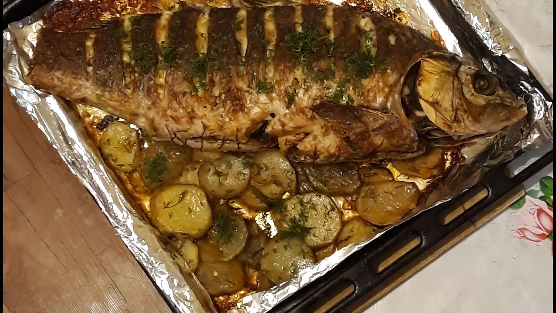 Сазан в духовке целиком. Сазан в духовке целиком. Сазан запеченный в духовке в фольге. Сазан в духовке в фольге. Рыба сазан в духовке.