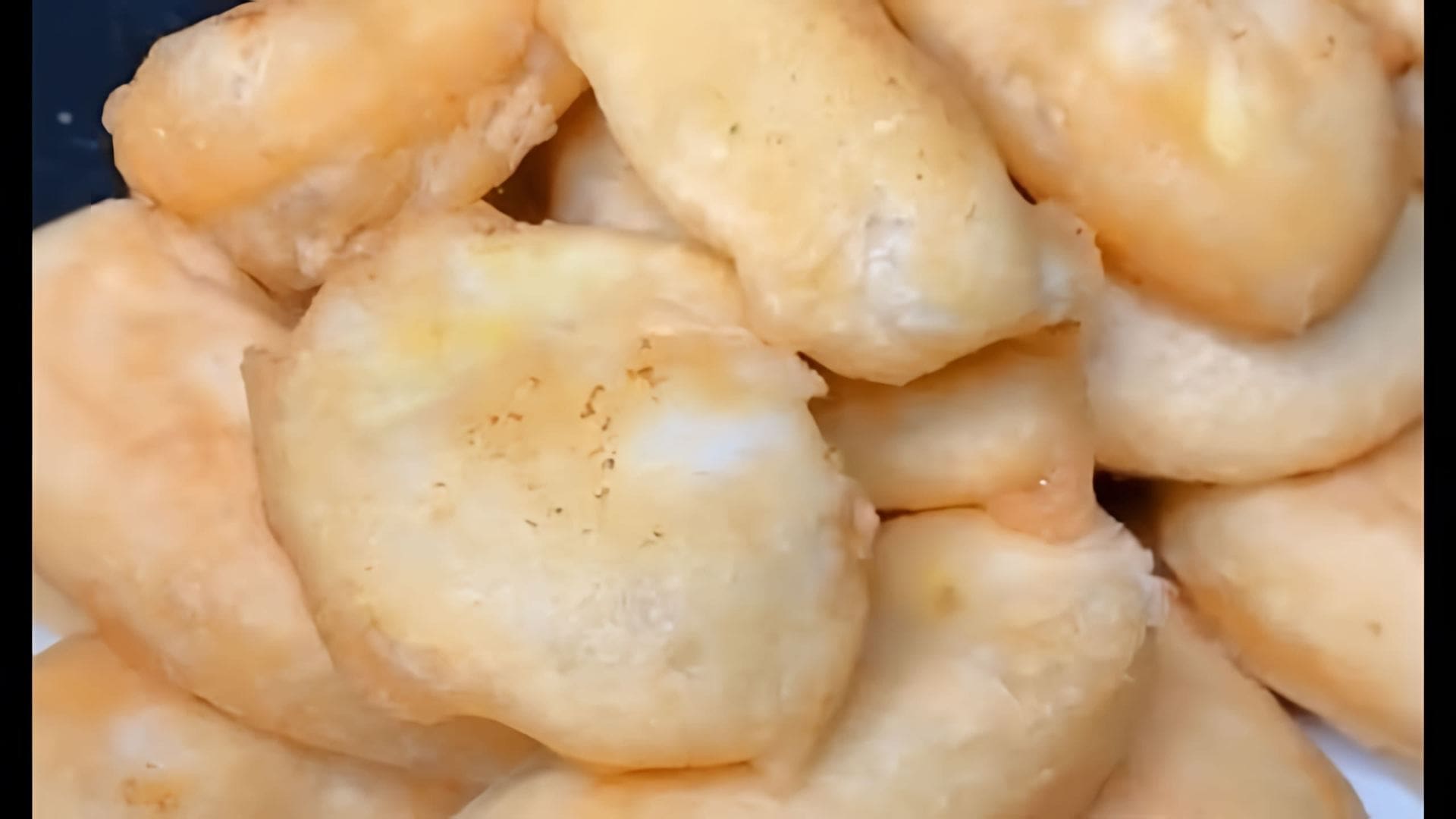 В этом видео показан рецепт приготовления филе рыбы в кляре на сковороде