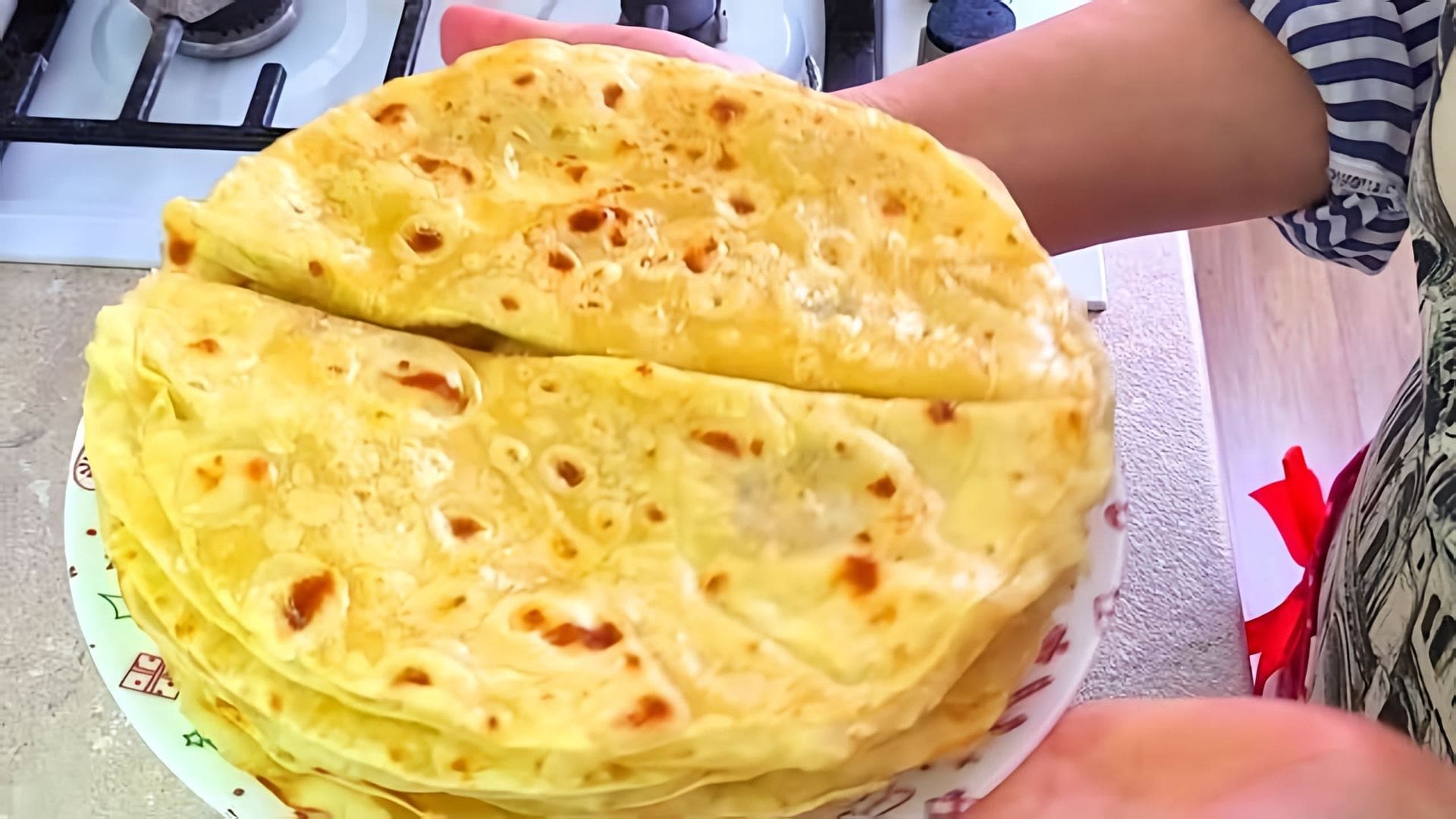 В этом видео демонстрируется процесс приготовления татарского национального блюда "Кыстыбый" с картофелем