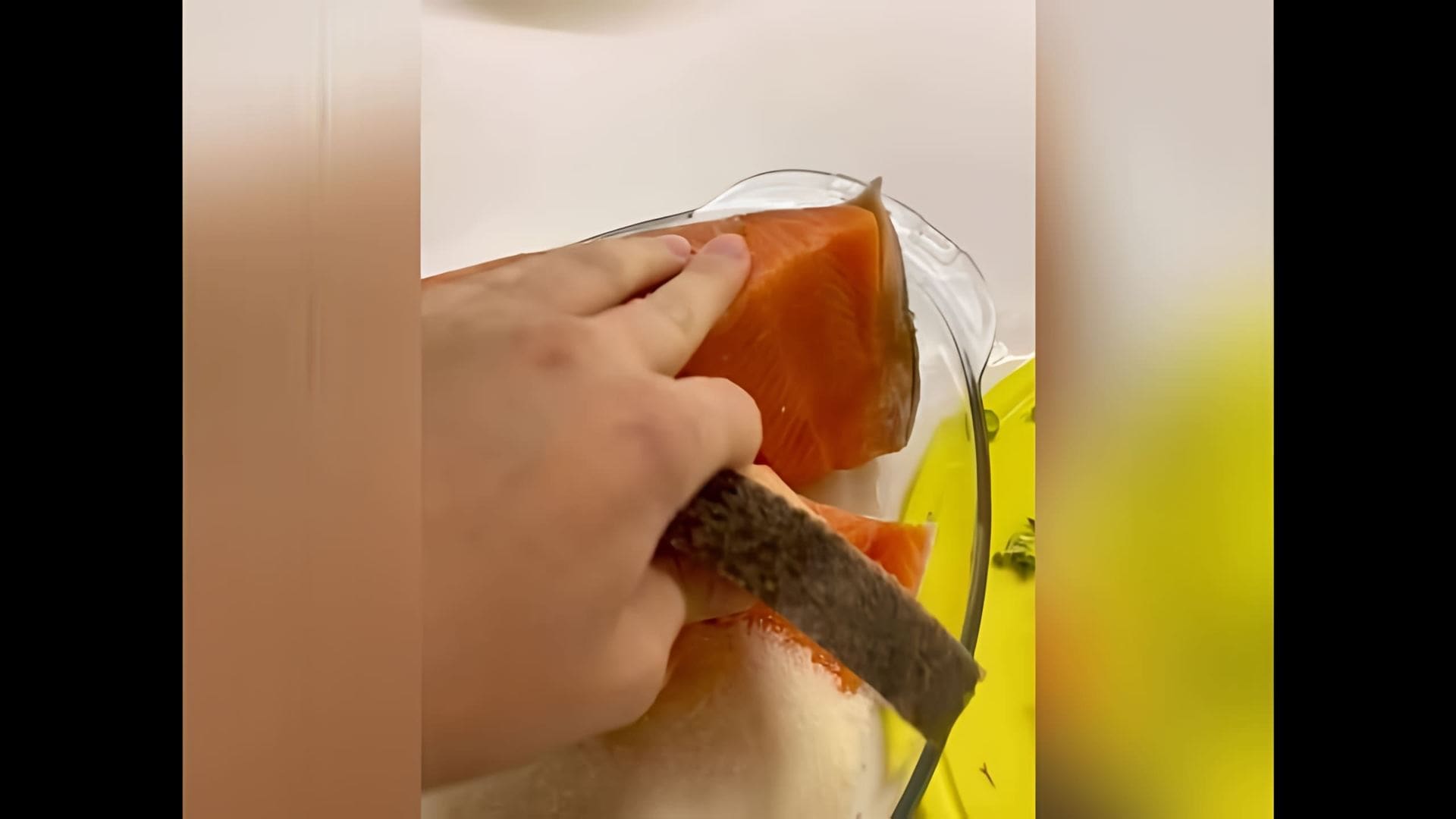 В этом видео демонстрируется процесс засолки форели и масляной рыбы