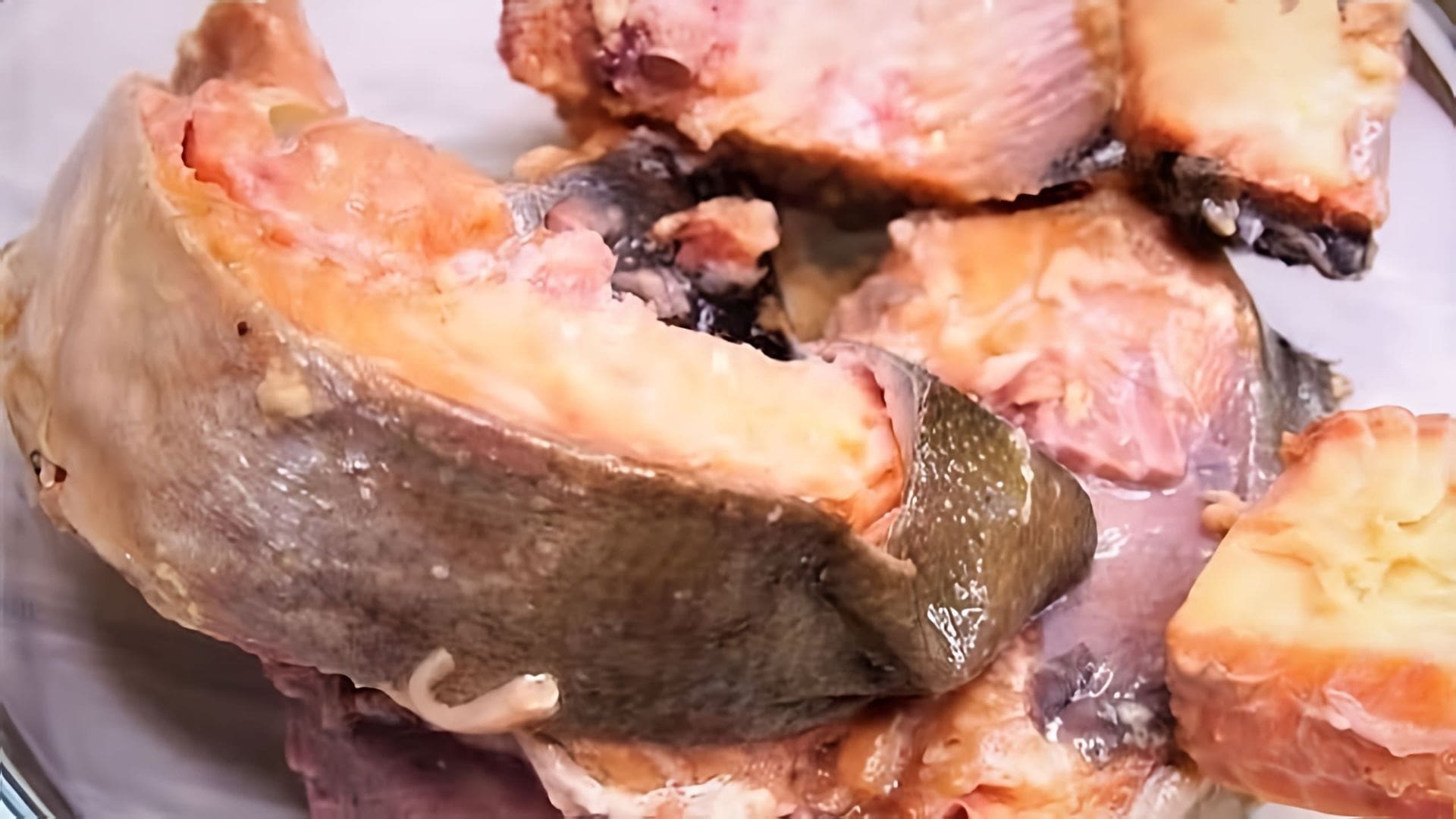 В данном видео демонстрируется процесс приготовления консервов из замороженной горбуши