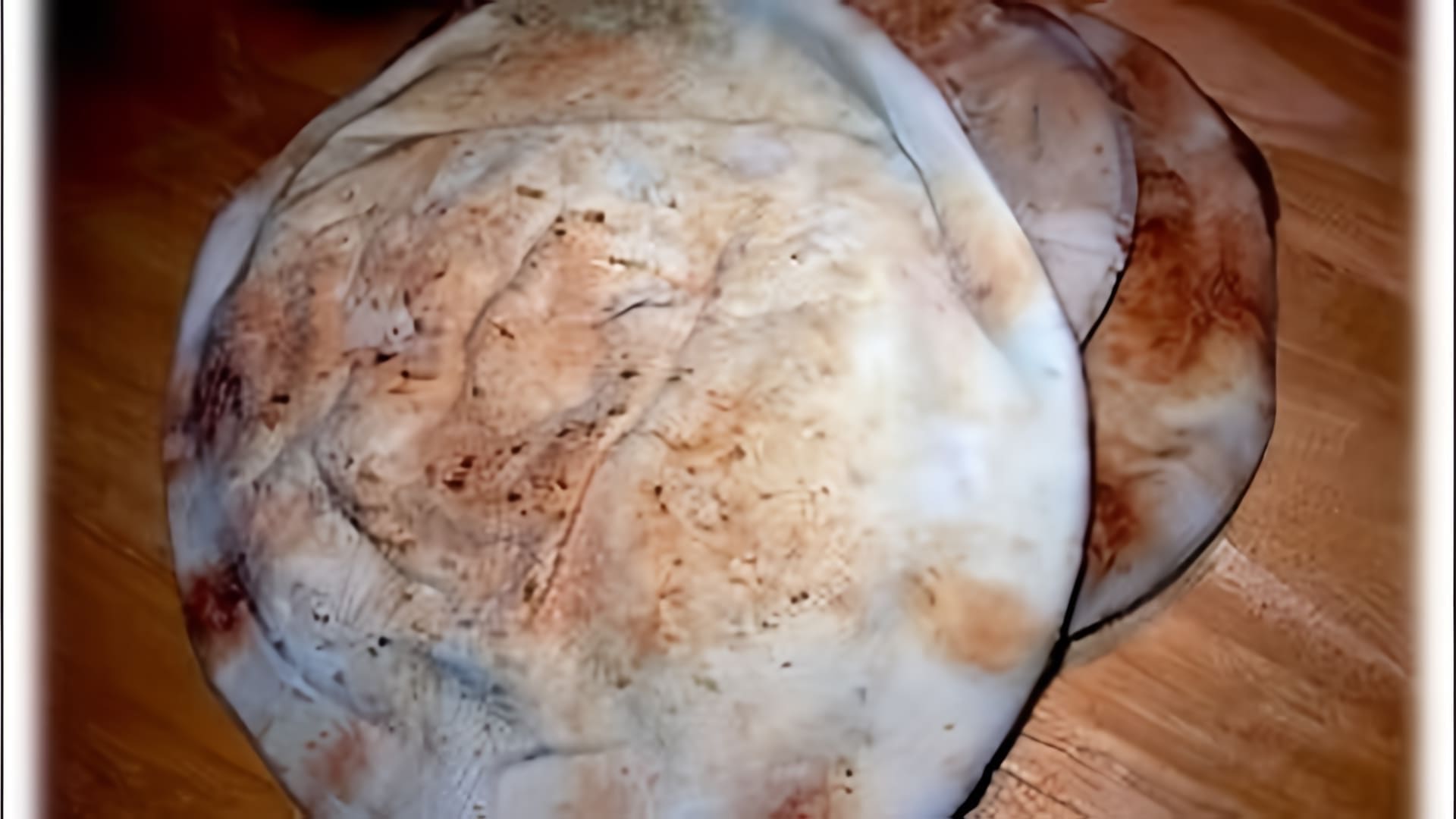 В этом видео-ролике будет показан процесс приготовления бездрожжевого хлеба в мультиварке