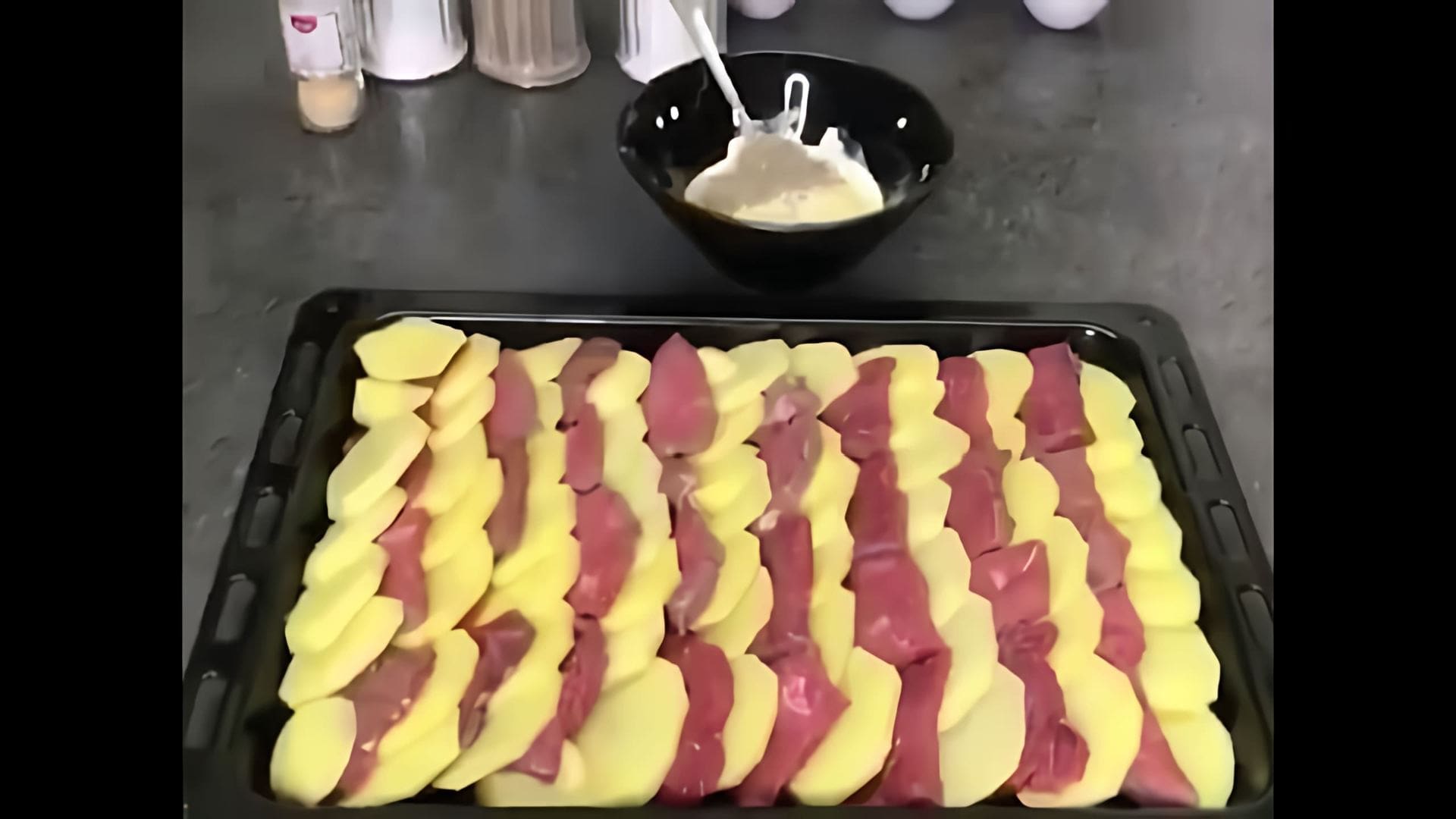 В этом видео-ролике показан процесс приготовления вкусной запеканки из картофеля и мяса