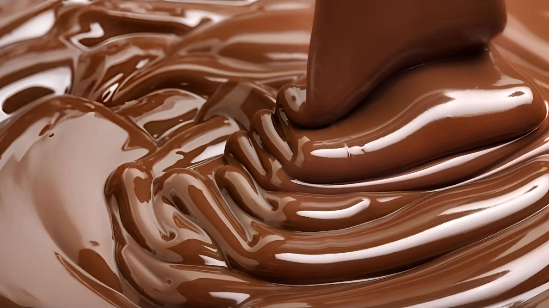 В этом видео Екатерина показывает, как приготовить шоколадный ганаш из горького шоколада