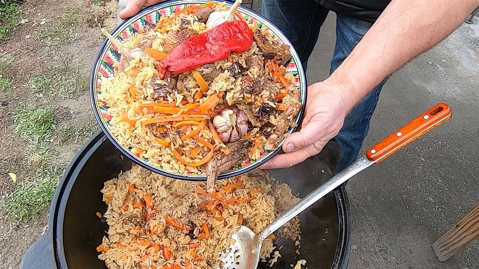 Плов в казане на плите сталик. Плов узбекский в казане на костре от Сталика. Узбекский плов в казане на костре Сталика Ханкишиева. Плов из утки. Плов из утки в казане на костре.