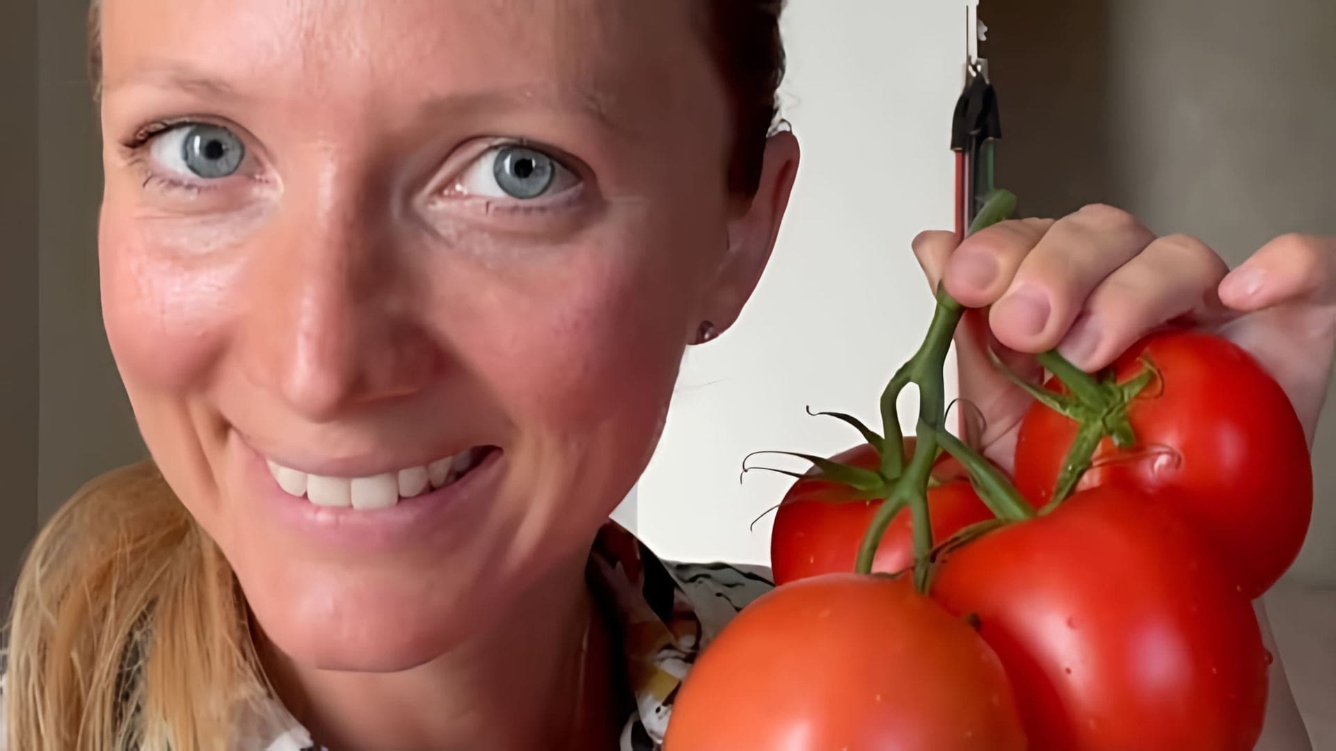 В этом видео демонстрируется рецепт итальянского блюда с помидорами и рисом