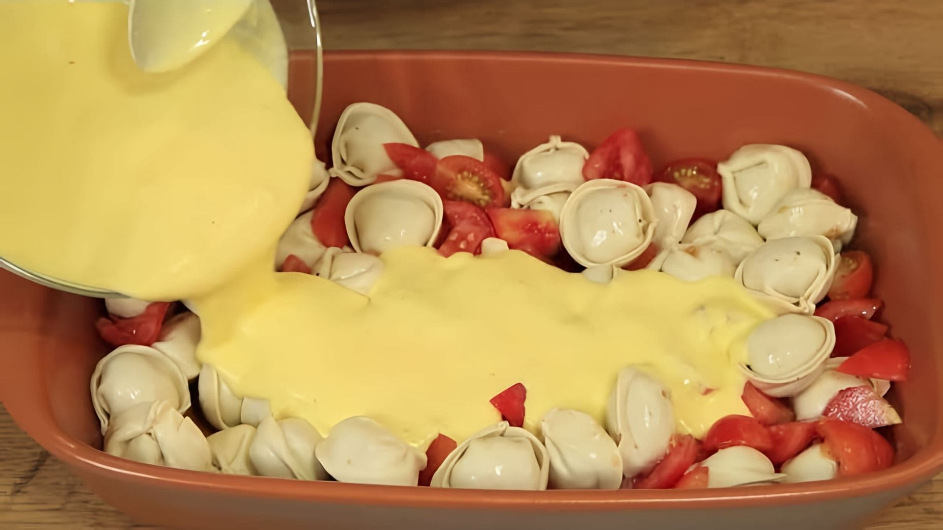 В этом видео Станислав готовит необычное блюдо - пельмени с помидорами