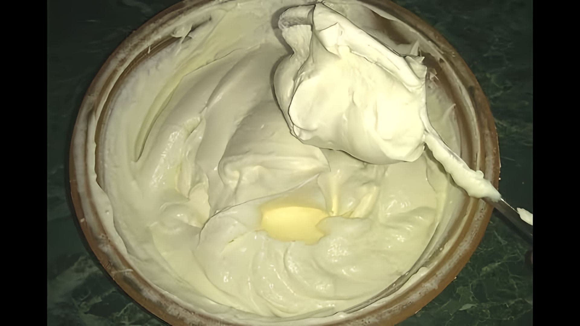 В этом видео показано, как приготовить вкусный крем из сливок и сгущенного молока