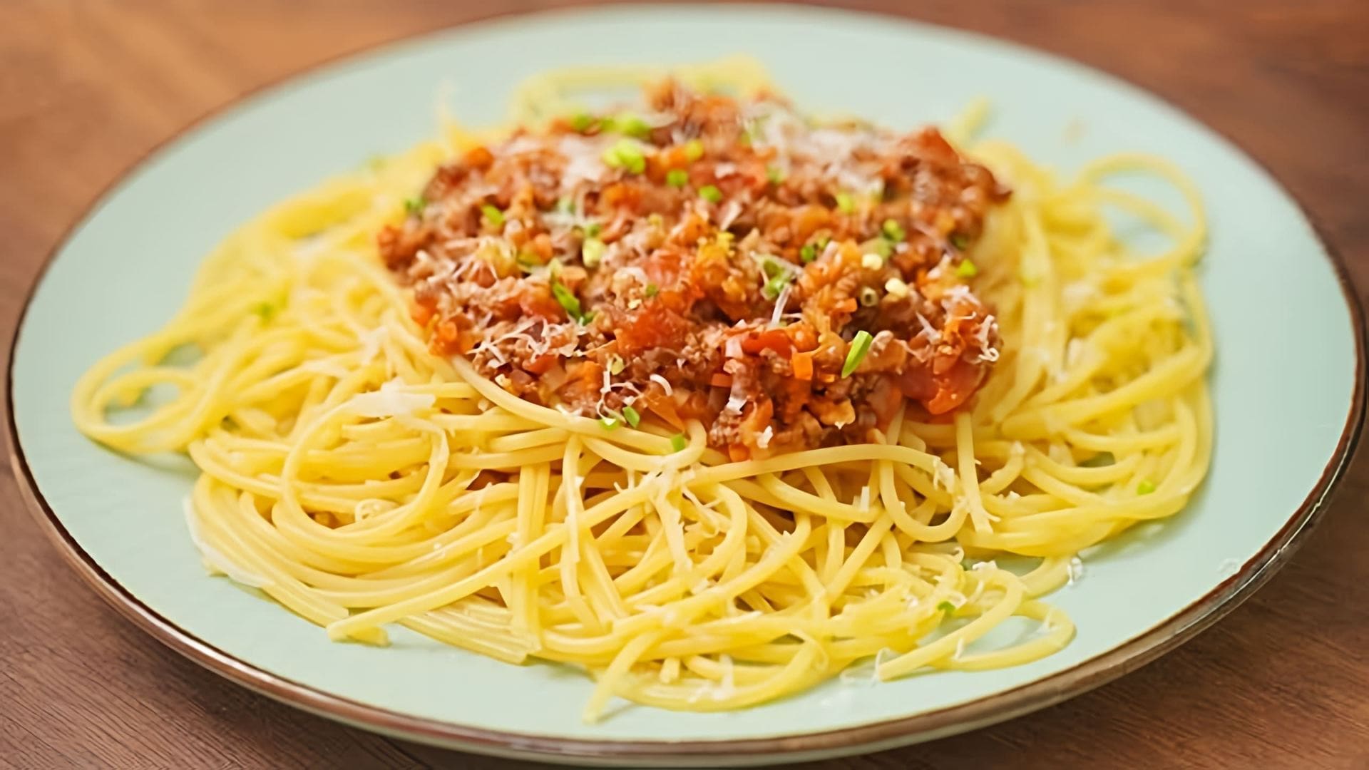 В этом видео демонстрируется рецепт приготовления спагетти Болоньезе, итальянского блюда, которое покорило весь мир