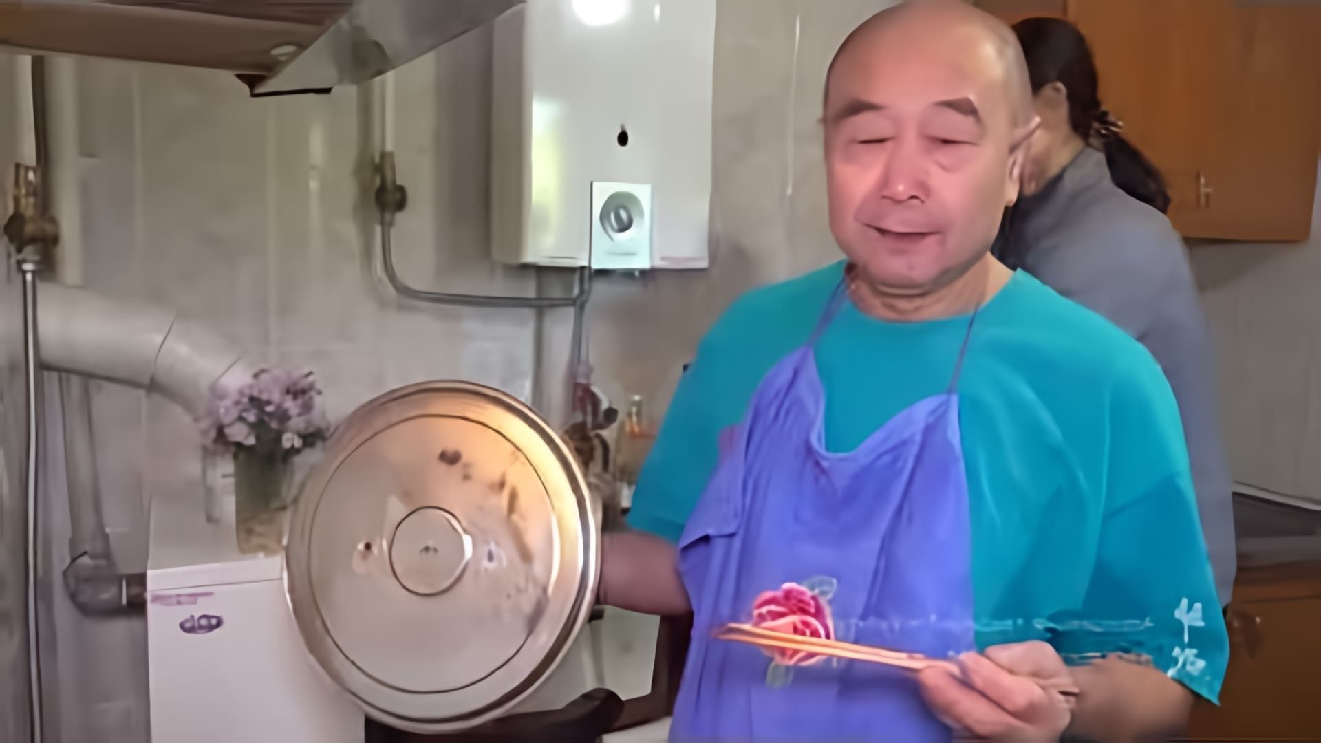 В этом видео Му Юйчунь показывает, как приготовить мясо по-китайски, называемое "Хун Шао Жоу"