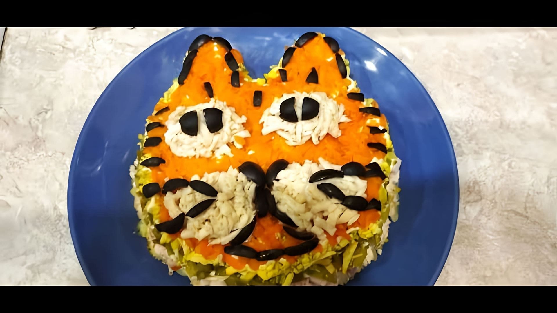 В этом видео демонстрируется процесс приготовления салата "Сытый тигр" на Новый год