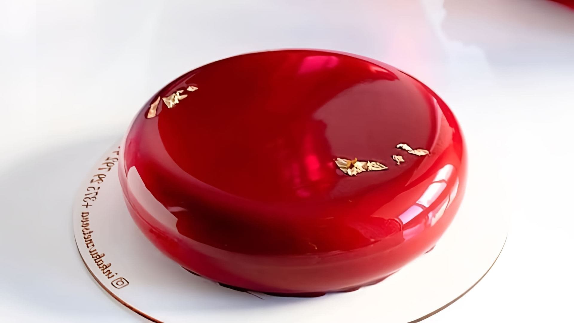 В этом видео демонстрируется рецепт муссового торта "Шоколад-вишня" с хрустящим слоем