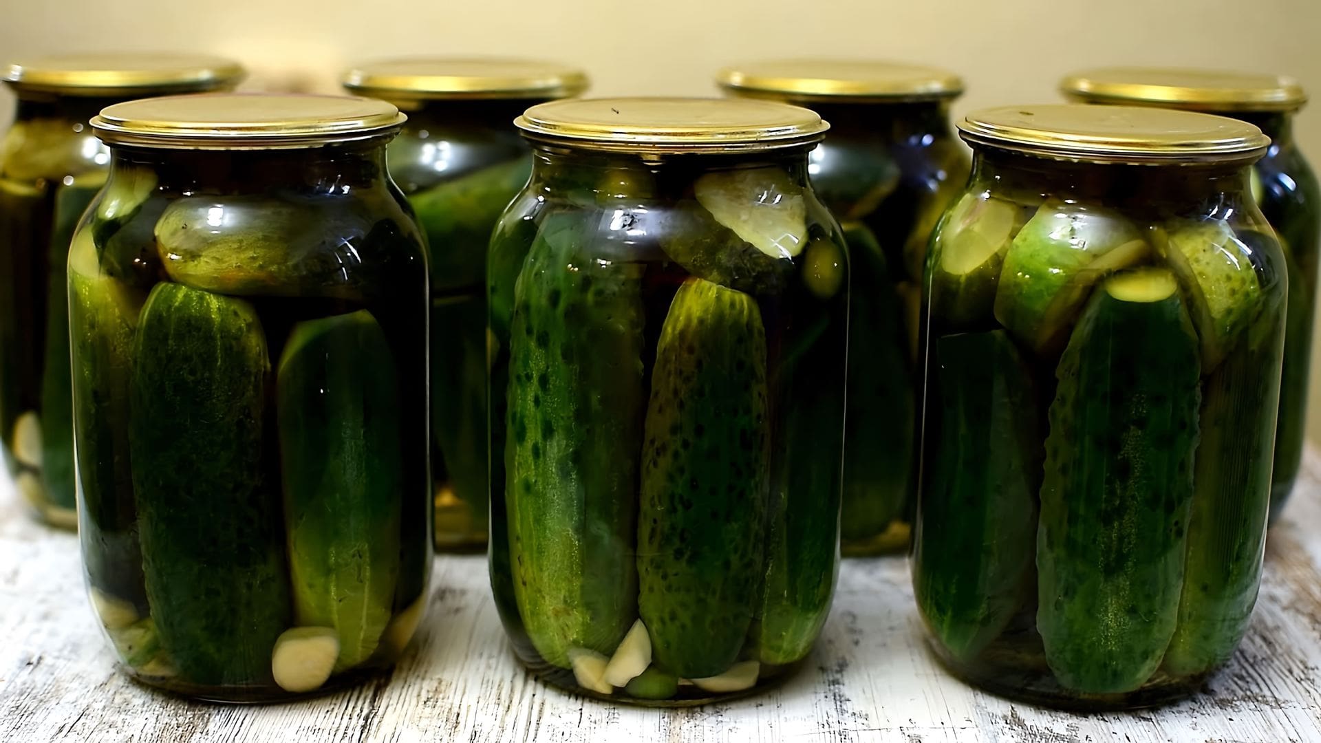 Маринованные огурцы на зиму цыганка готовит. Маринованные огурцы на зиму цыганка готовит. Как красиво закатать огурцы. Огурцы на зиму в литровых банках. Огурцы корнишоны пикули.