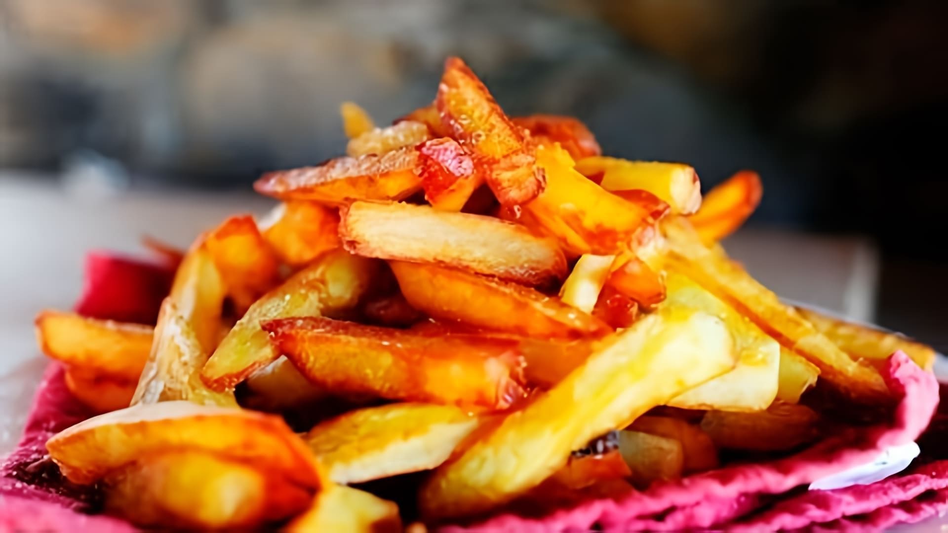 Видео посвящено приготовлению жареных картофеля дома в качестве альтернативы покупным картофельным фри