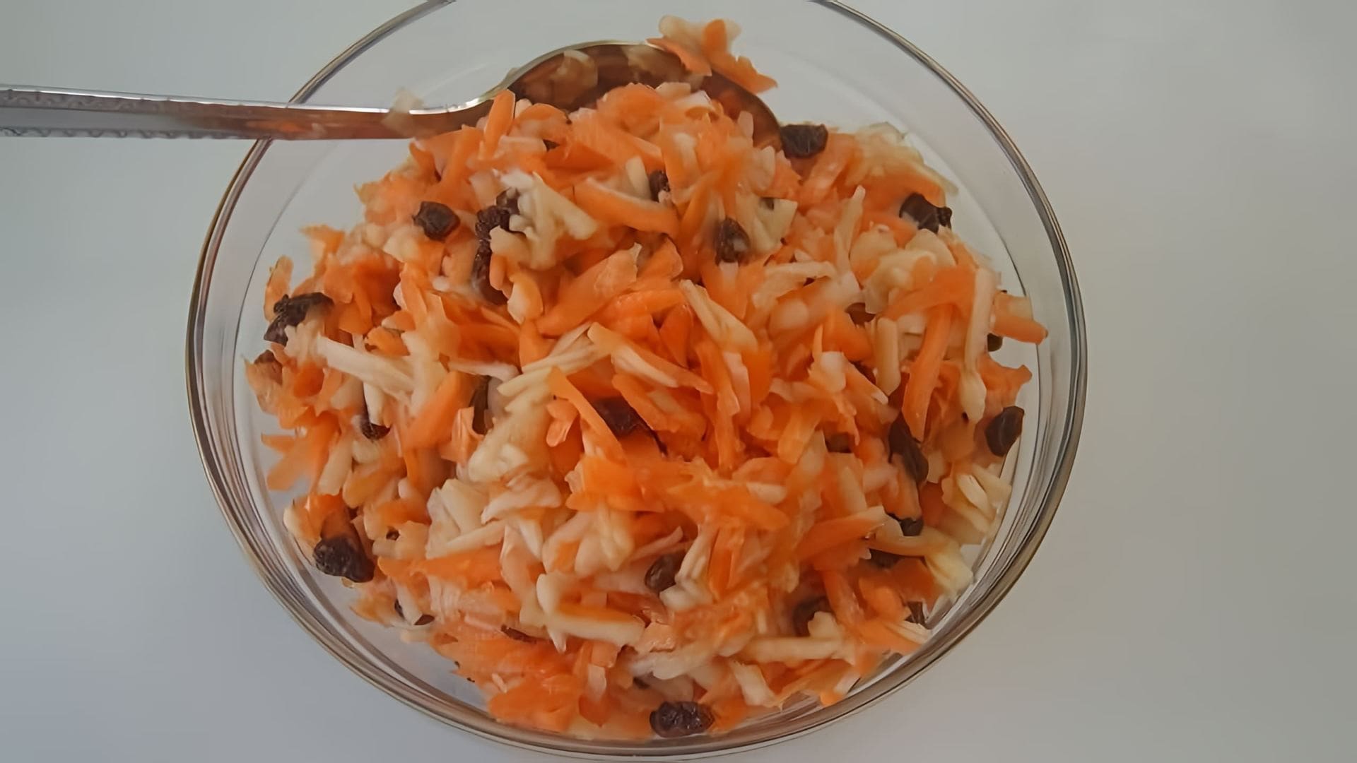 В этом видео демонстрируется процесс приготовления салата из моркови и яблок
