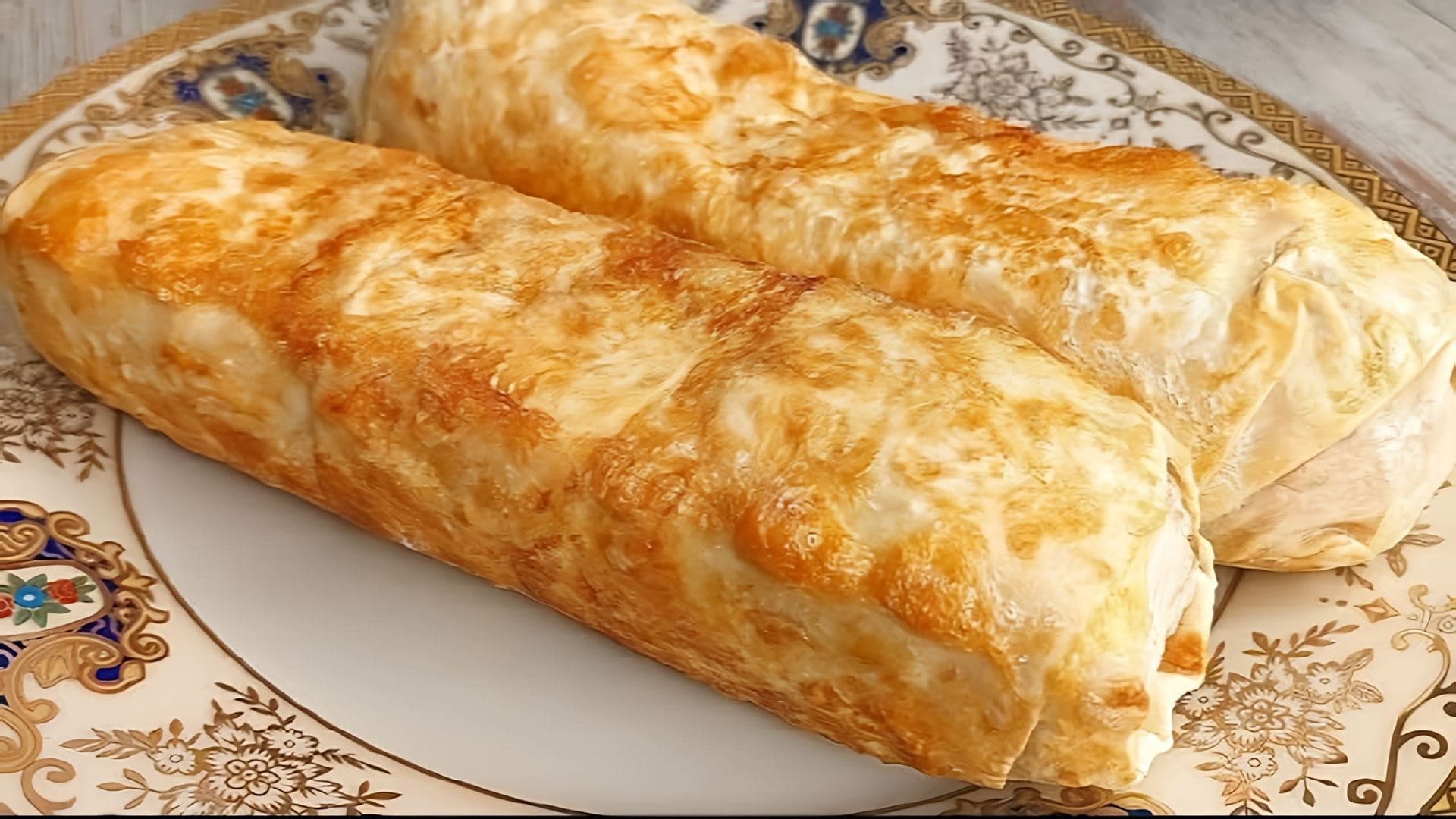 В этом видео демонстрируется рецепт приготовления вкусного блюда из куриной грудки и лаваша