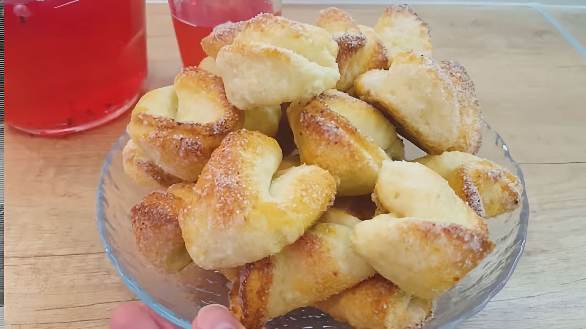 В этом видео Инесса Пирогова показывает, как приготовить вкусное творожное печенье "Ракушки"