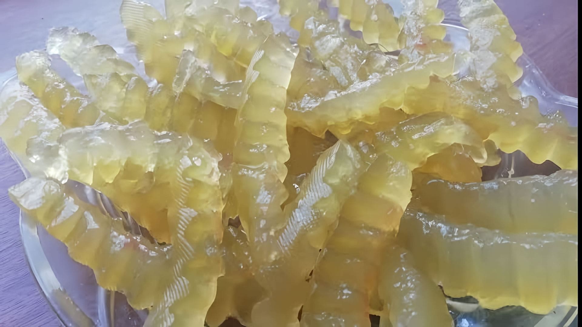 В этом видео демонстрируется процесс приготовления цукатов из арбузных корочек