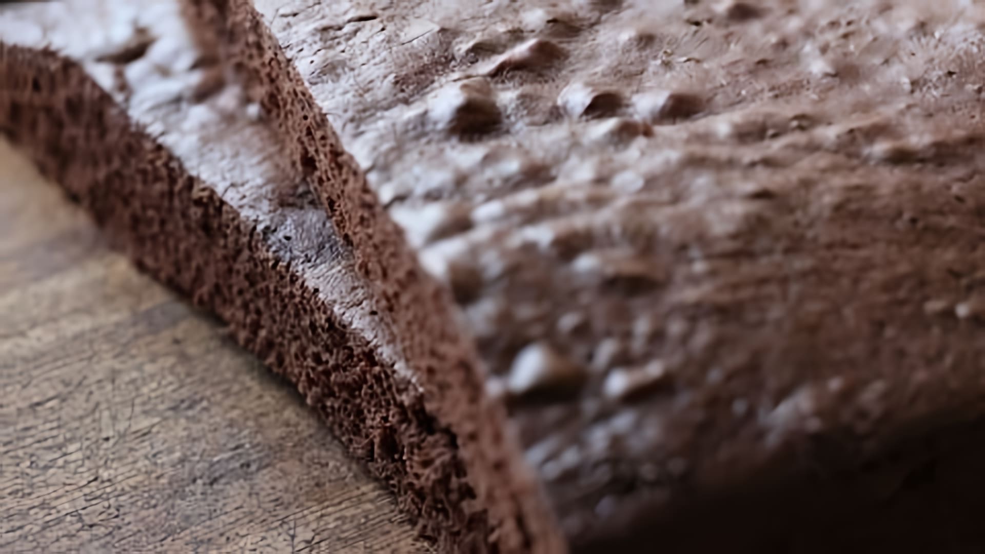 В этом видео демонстрируется рецепт шоколадного бисквита, который можно приготовить в домашних условиях
