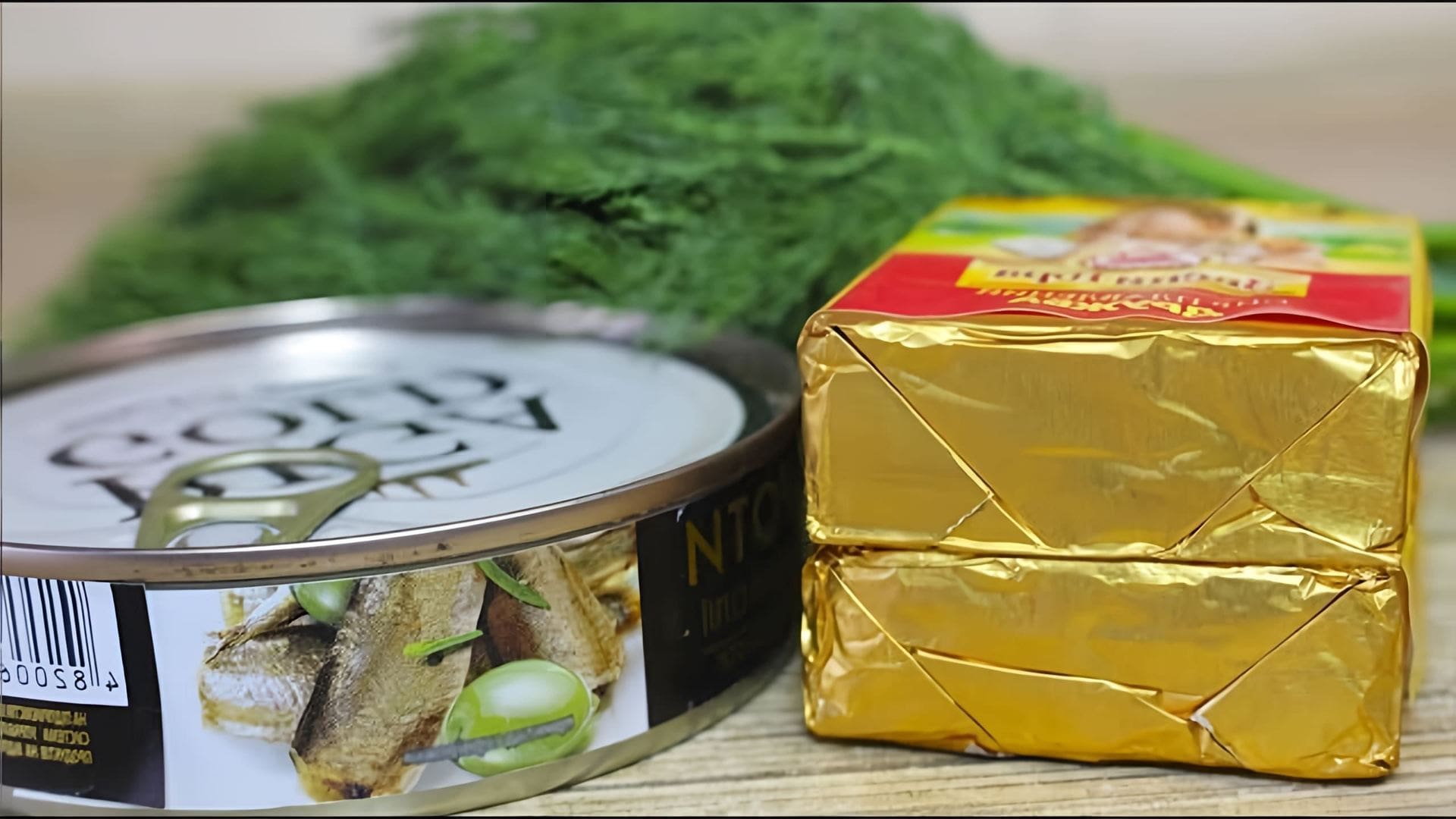 В этом видео-ролике вы увидите, как приготовить вкусное и простое блюдо из шпрот и плавленого сырка с добавлением огурца