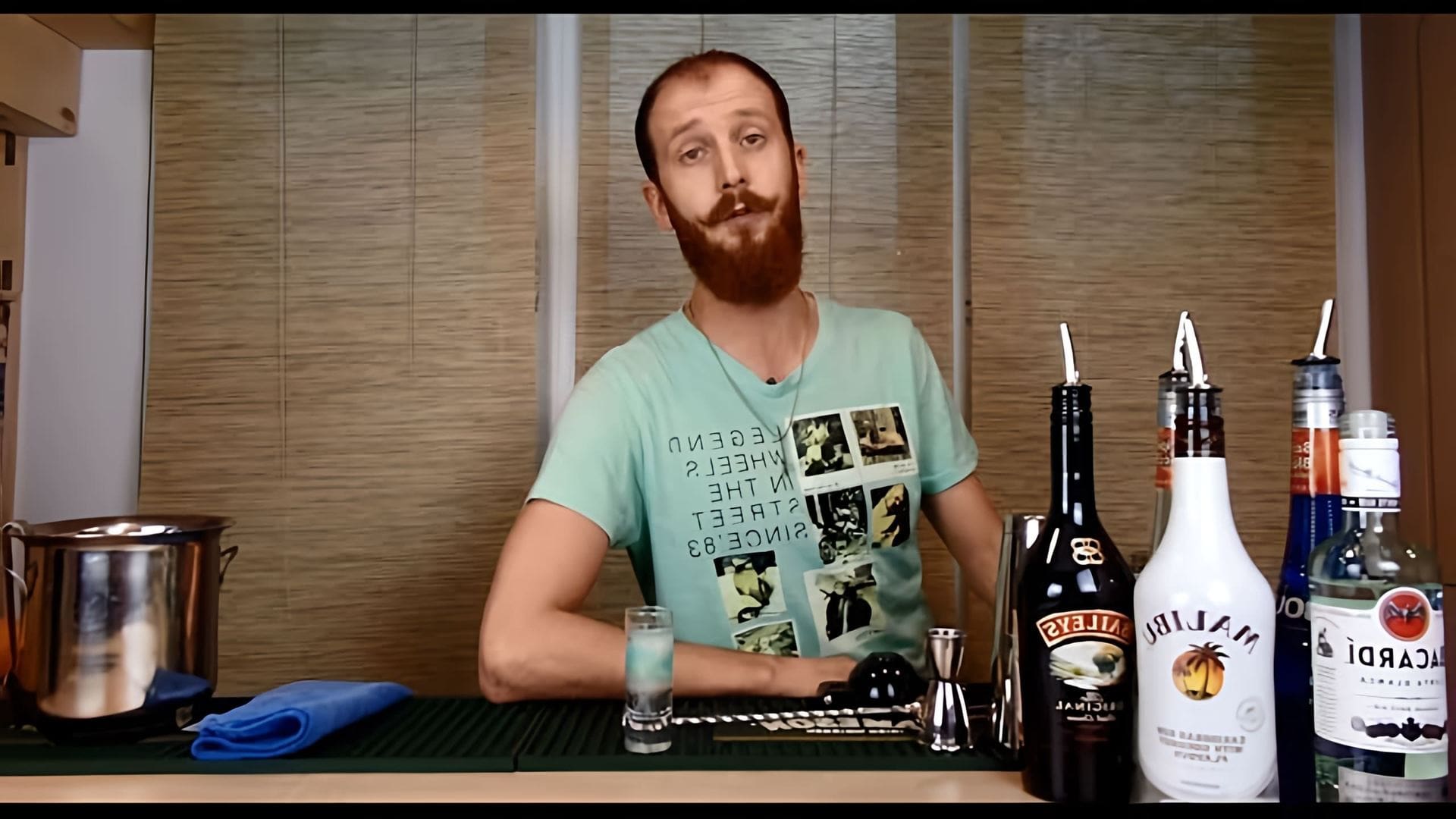 В данном видео Василий Захаров рассказывает о коктейле "Медуза", его рецепте, составе и пропорциях