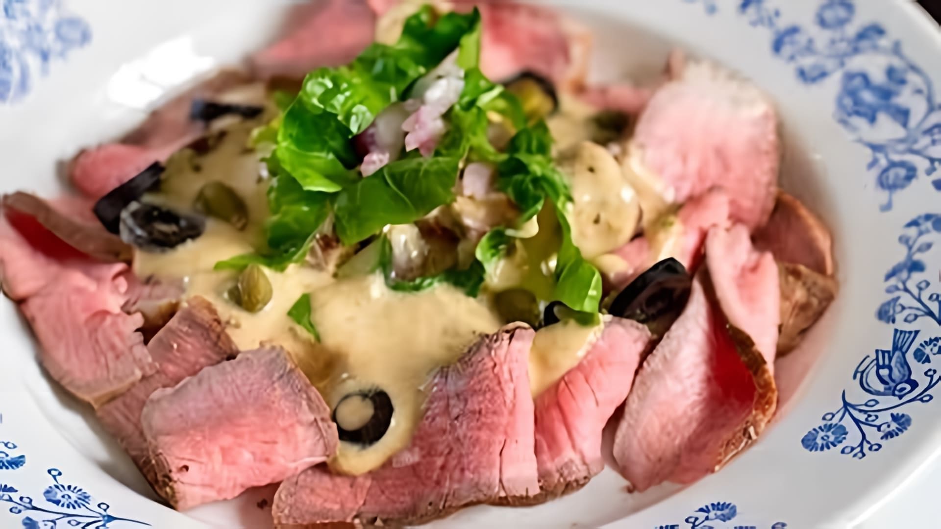 В этом видео демонстрируется рецепт приготовления телятины в соусе из тунца